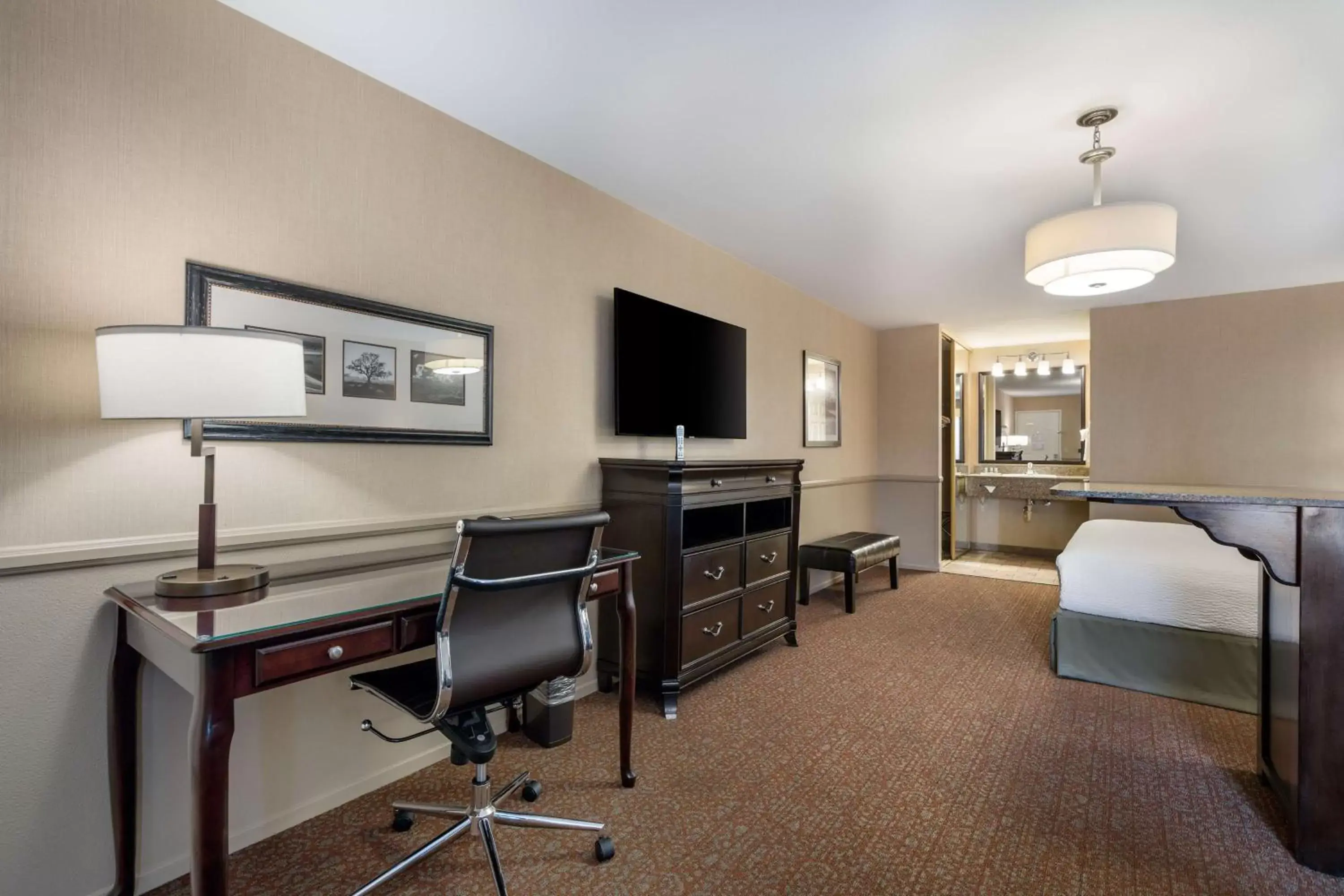 Bedroom, TV/Entertainment Center in Best Western Corona Hotel & Suites