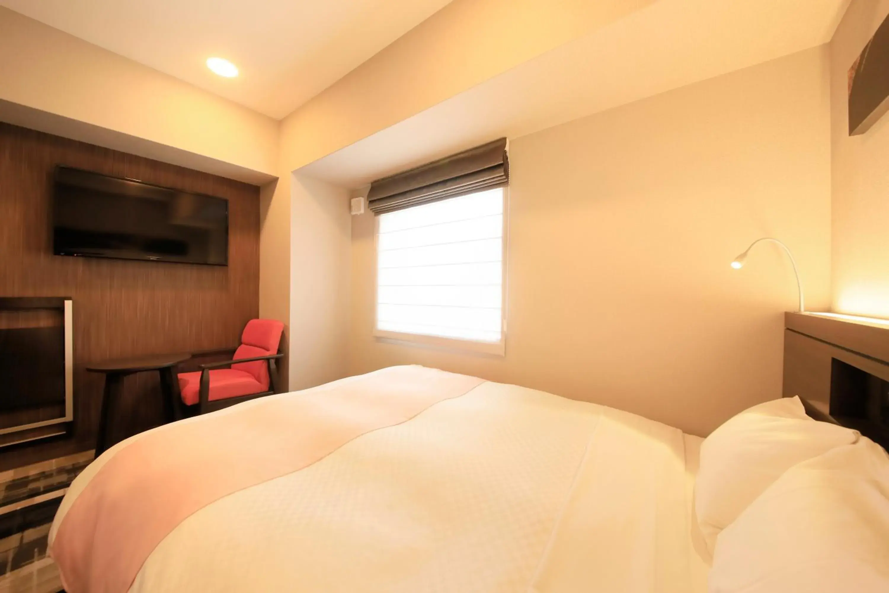 Bed in S-peria Inn Osaka Hommachi