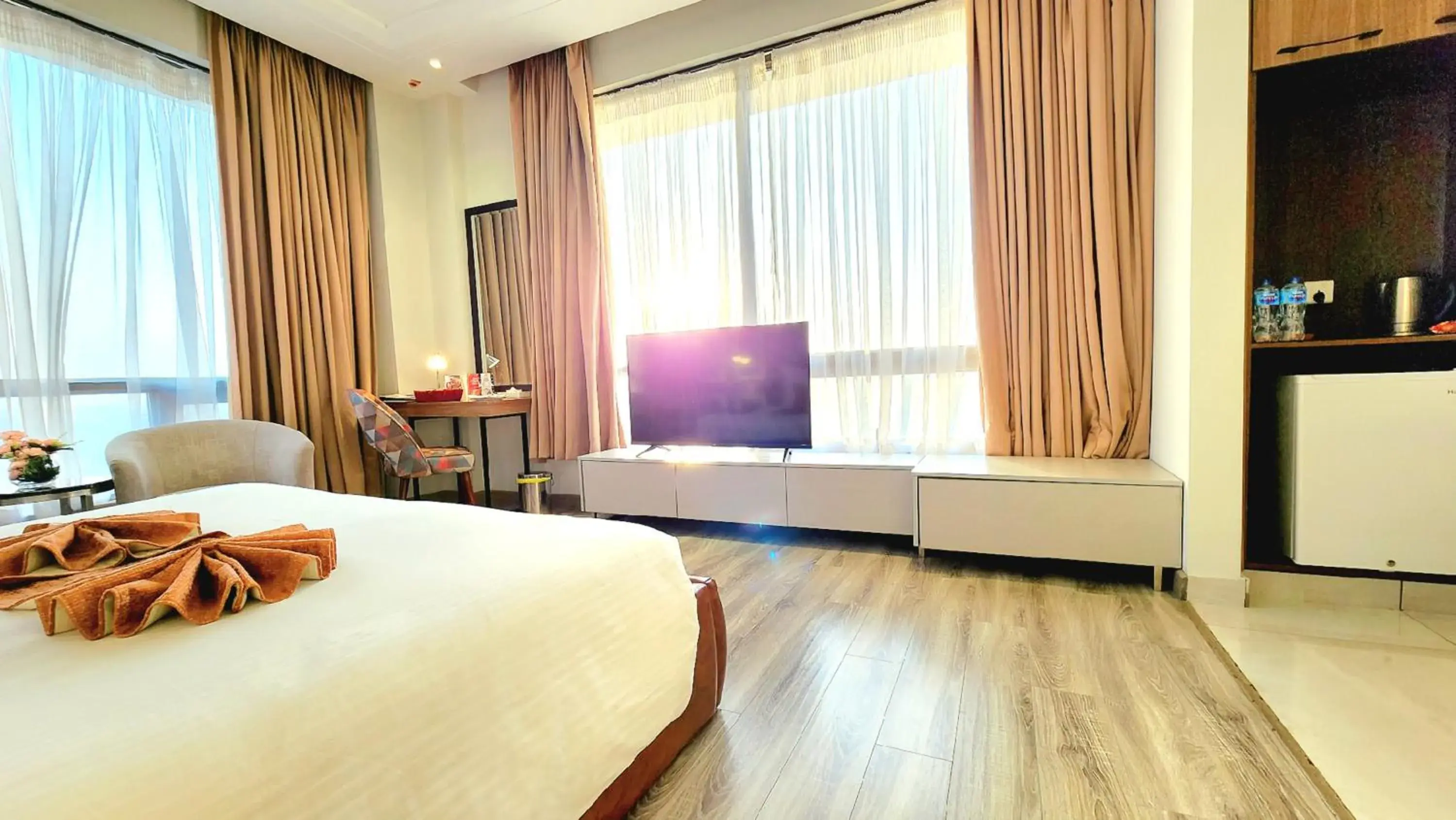 Bed, TV/Entertainment Center in Best Western Premier Hotel Gulberg Lahore