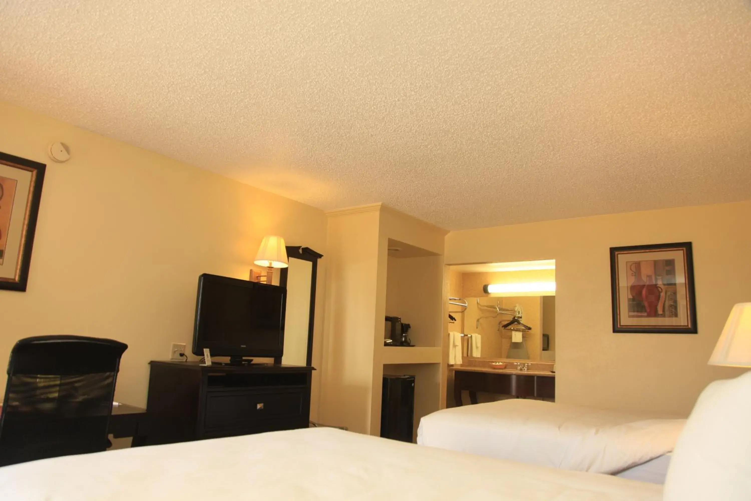 Photo of the whole room, Bed in Plaza Inn Midland Photo of the whole room, Bed in Plaza Inn Midland