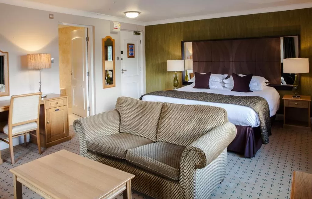 Restaurant/places to eat, Bed in Trout Hotel