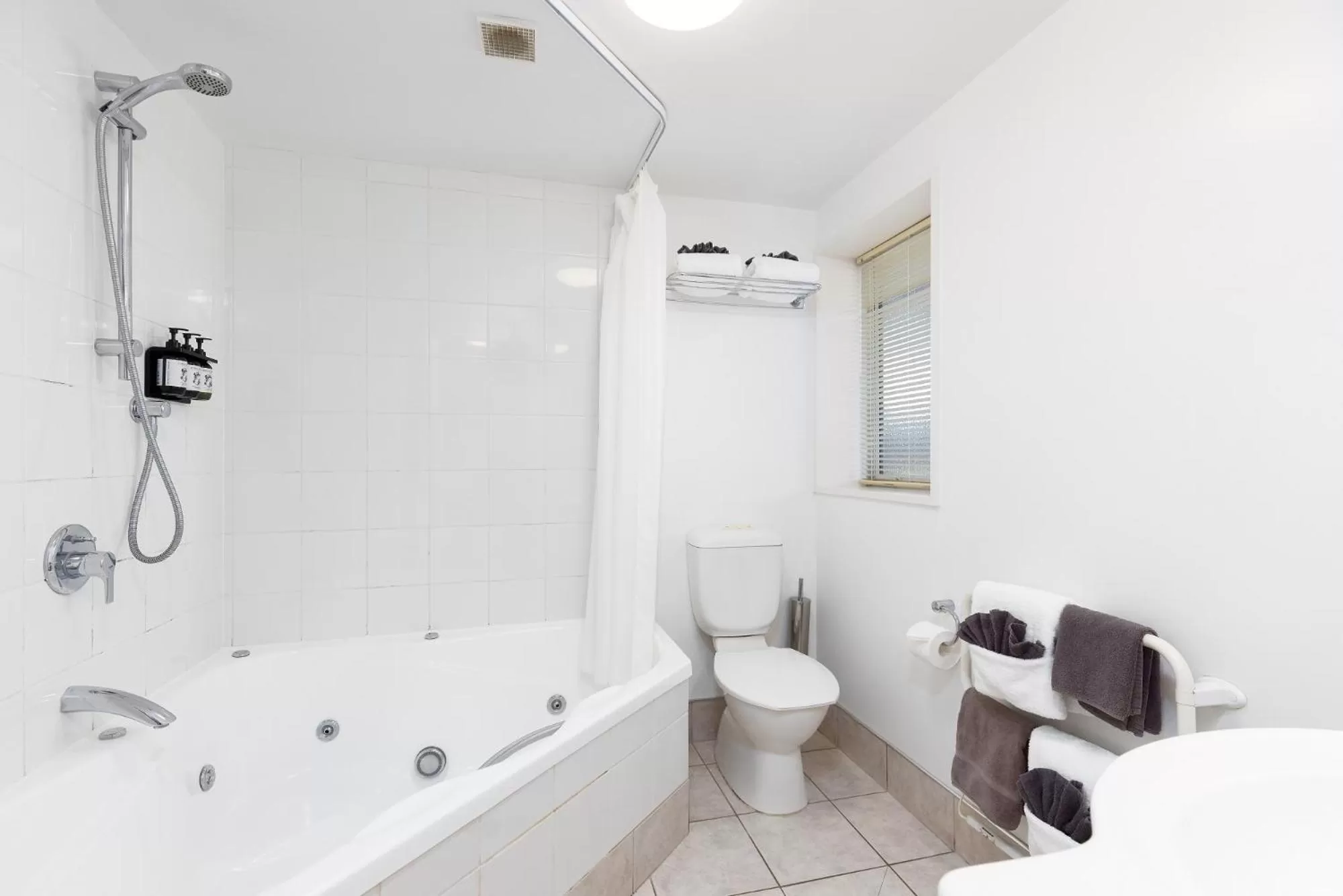 One Bedroom Apartment with Spa Bath - single occupancy in Chelsea Park Motor Lodge