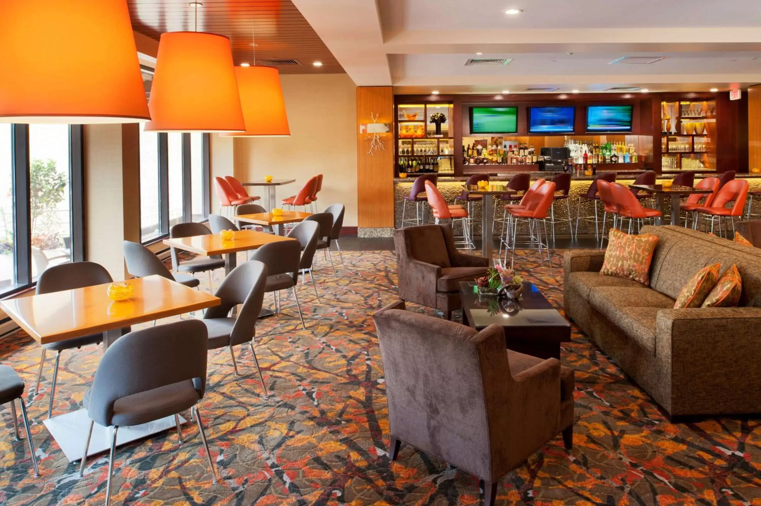 Lounge or bar in DoubleTree by Hilton Hotel St. Louis - Chesterfield