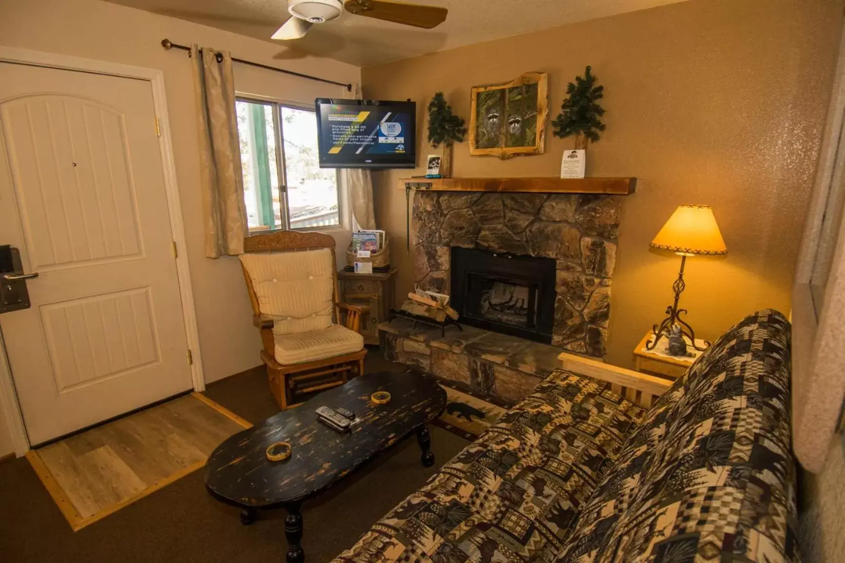 Living room, Seating Area in Hillcrest Suites & Cabins