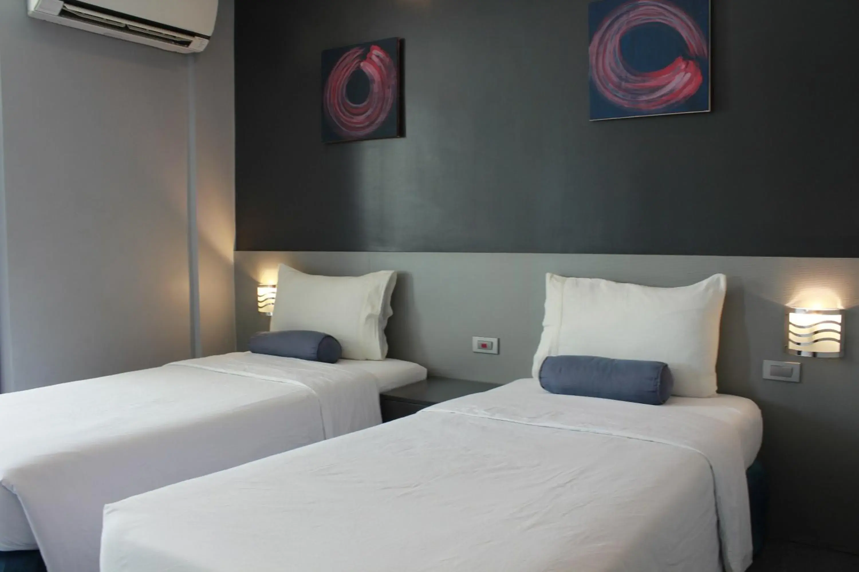 Photo of the whole room, Bed in Leez Inn Malate