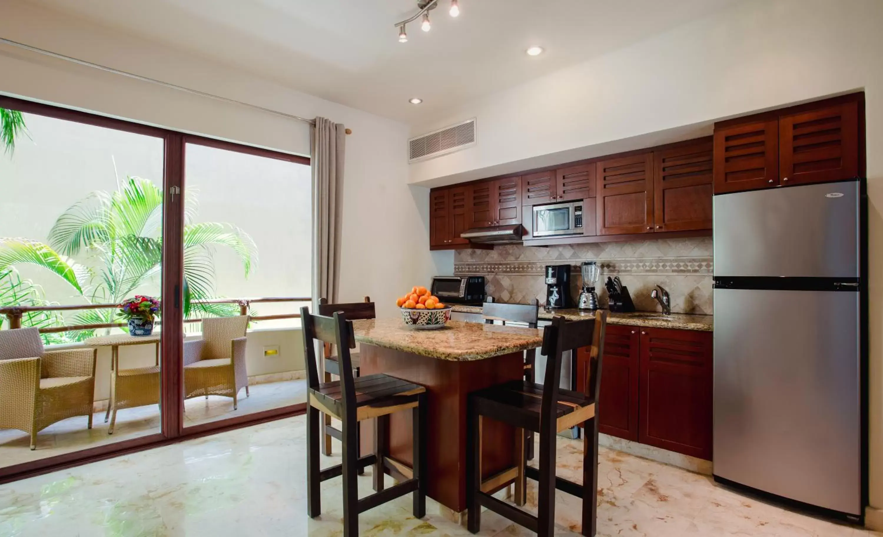 Kitchen or kitchenette, Dining Area in Maya Villa Condo Hotel and Beachclub