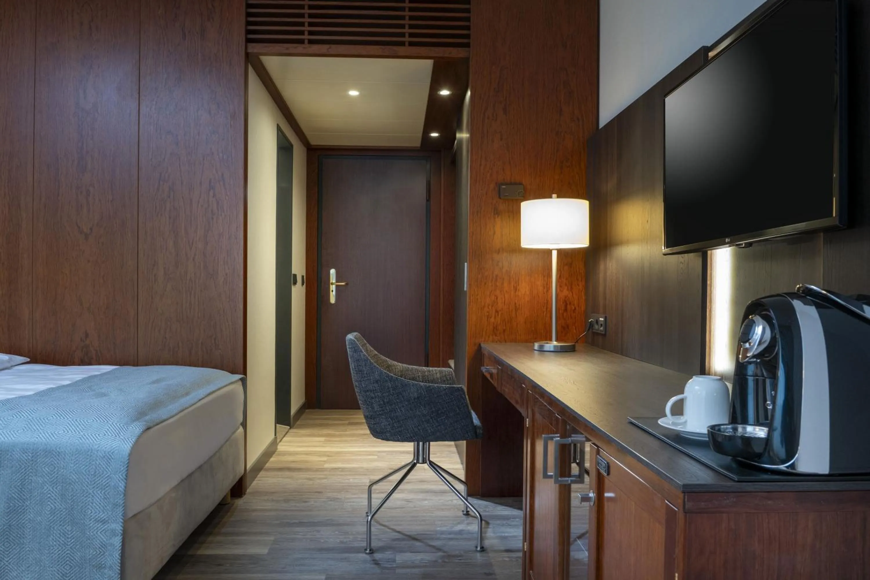 Photo of the whole room, Bed in Maritim Hotel Bremen