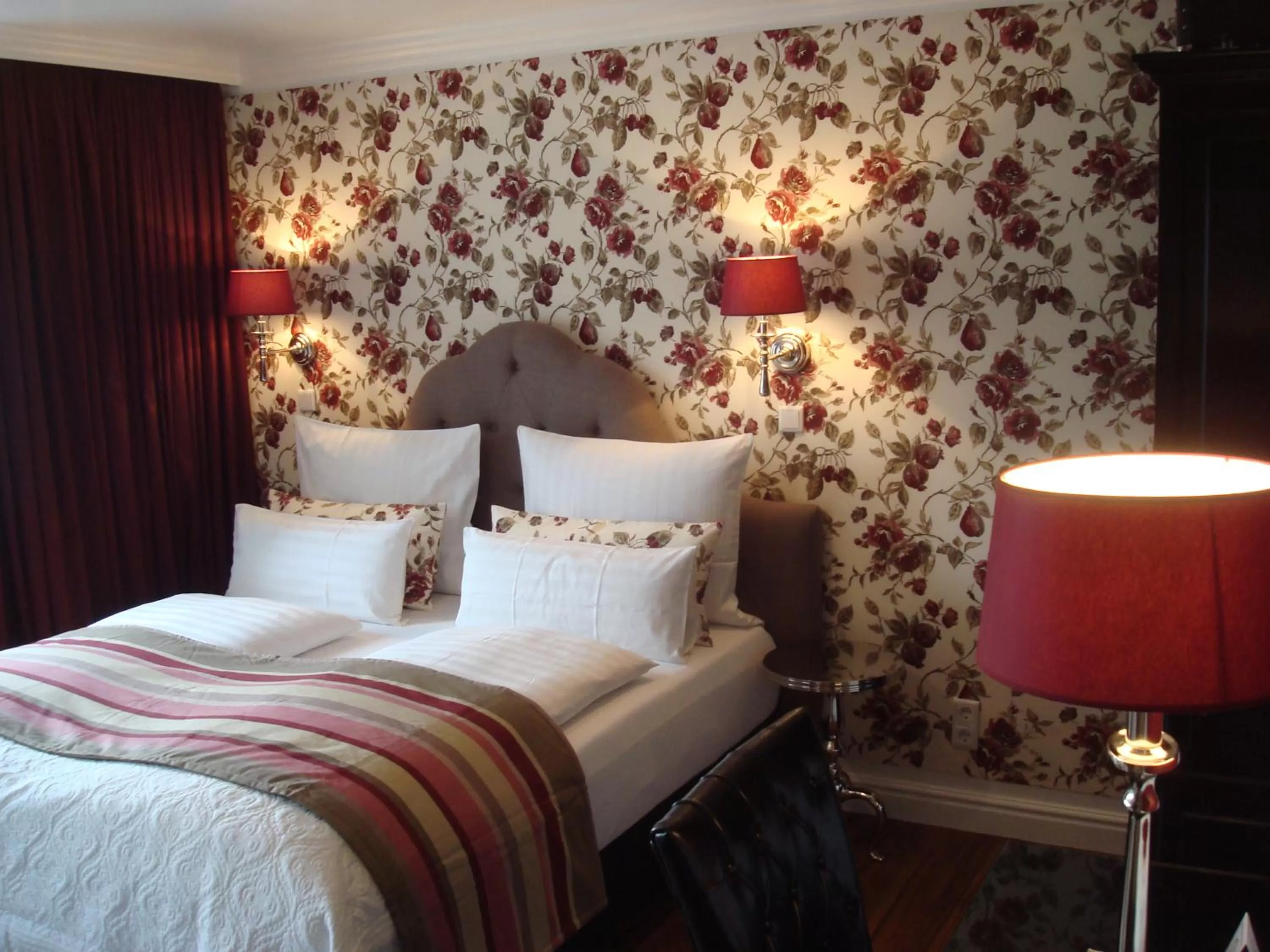 Photo of the whole room, Bed in Hotel Sir & Lady Astor