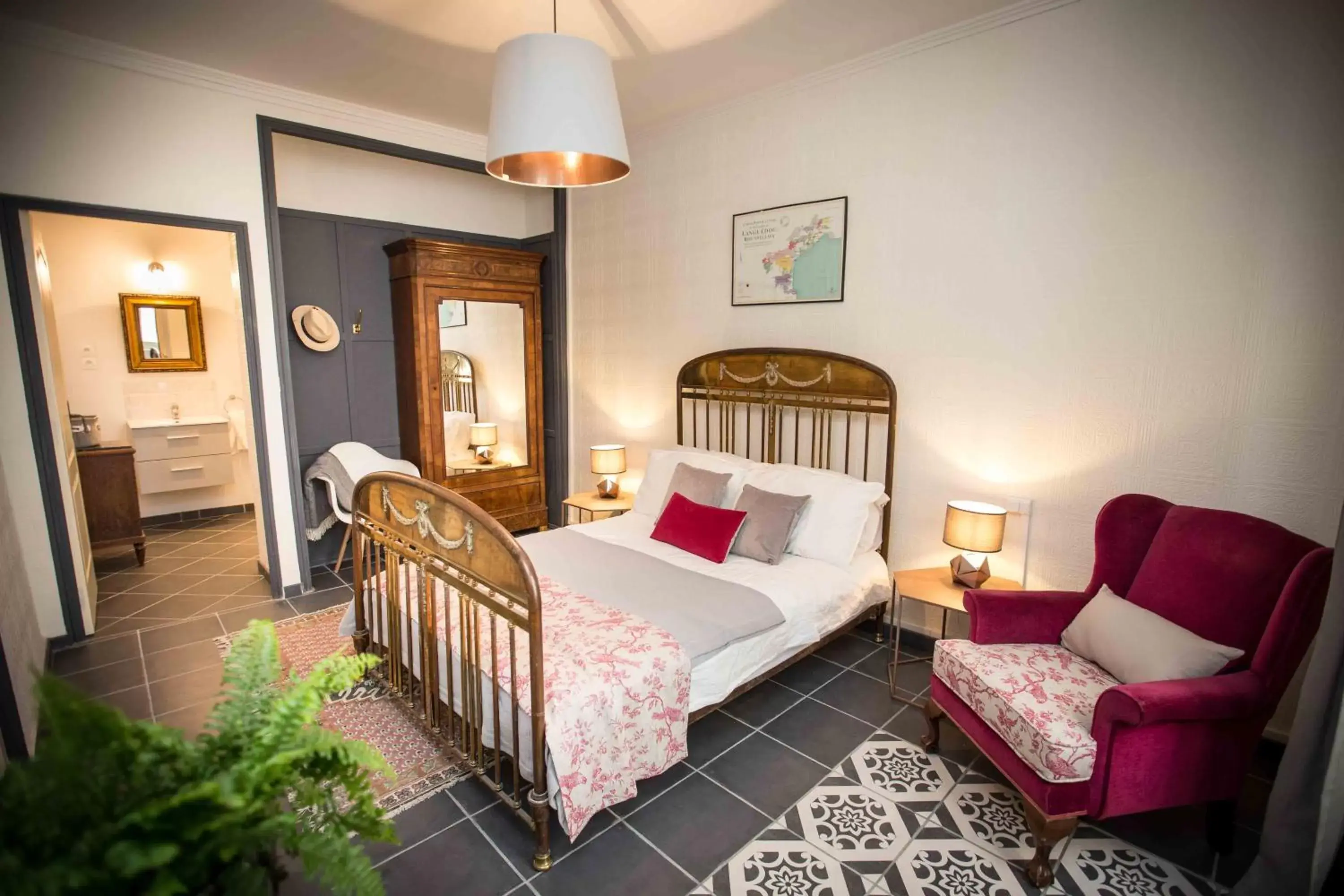 Bed, Seating Area in Carcassonne Townhouse