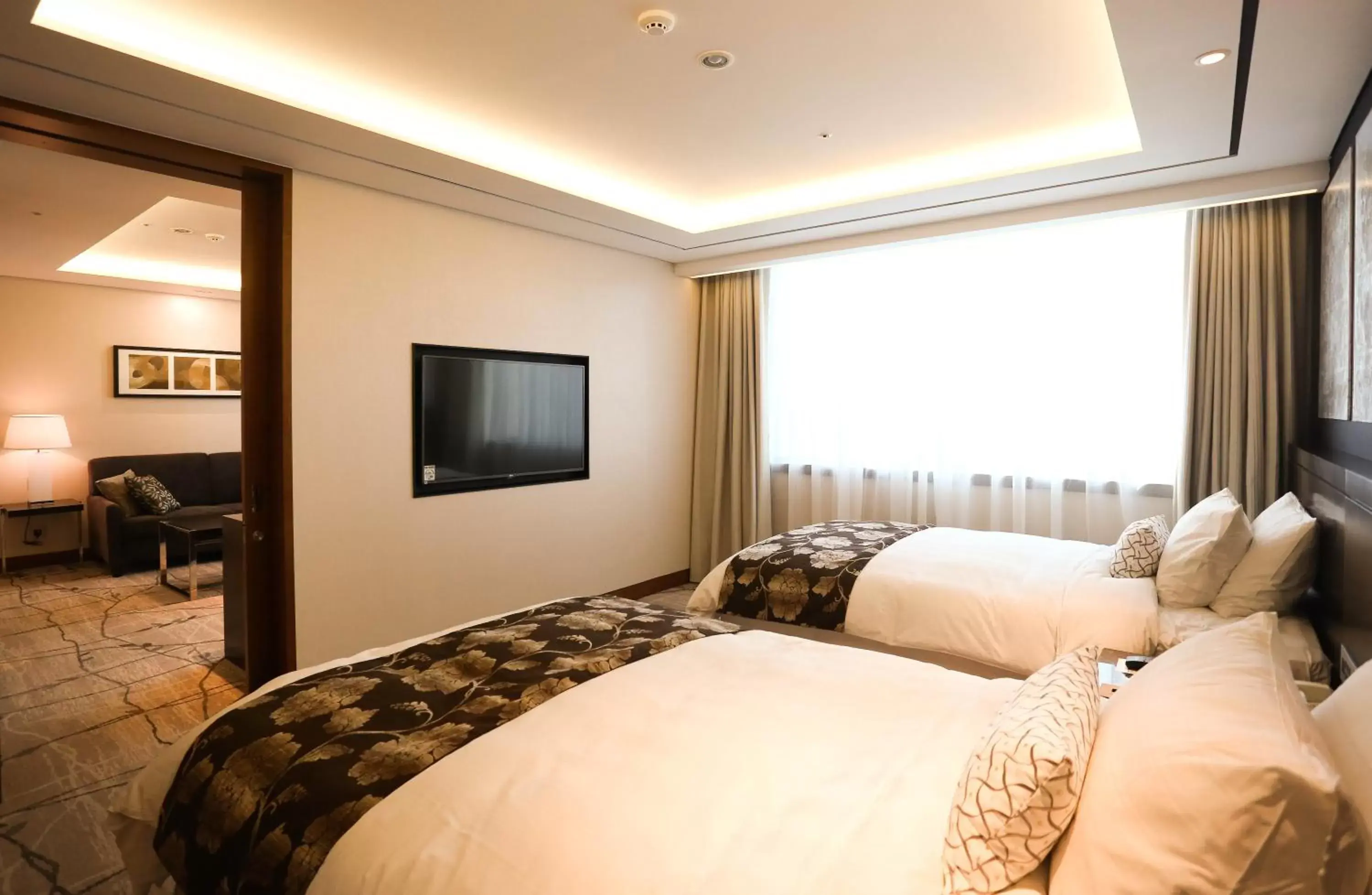 TV and multimedia, Bed in Lotte Hotel Ulsan