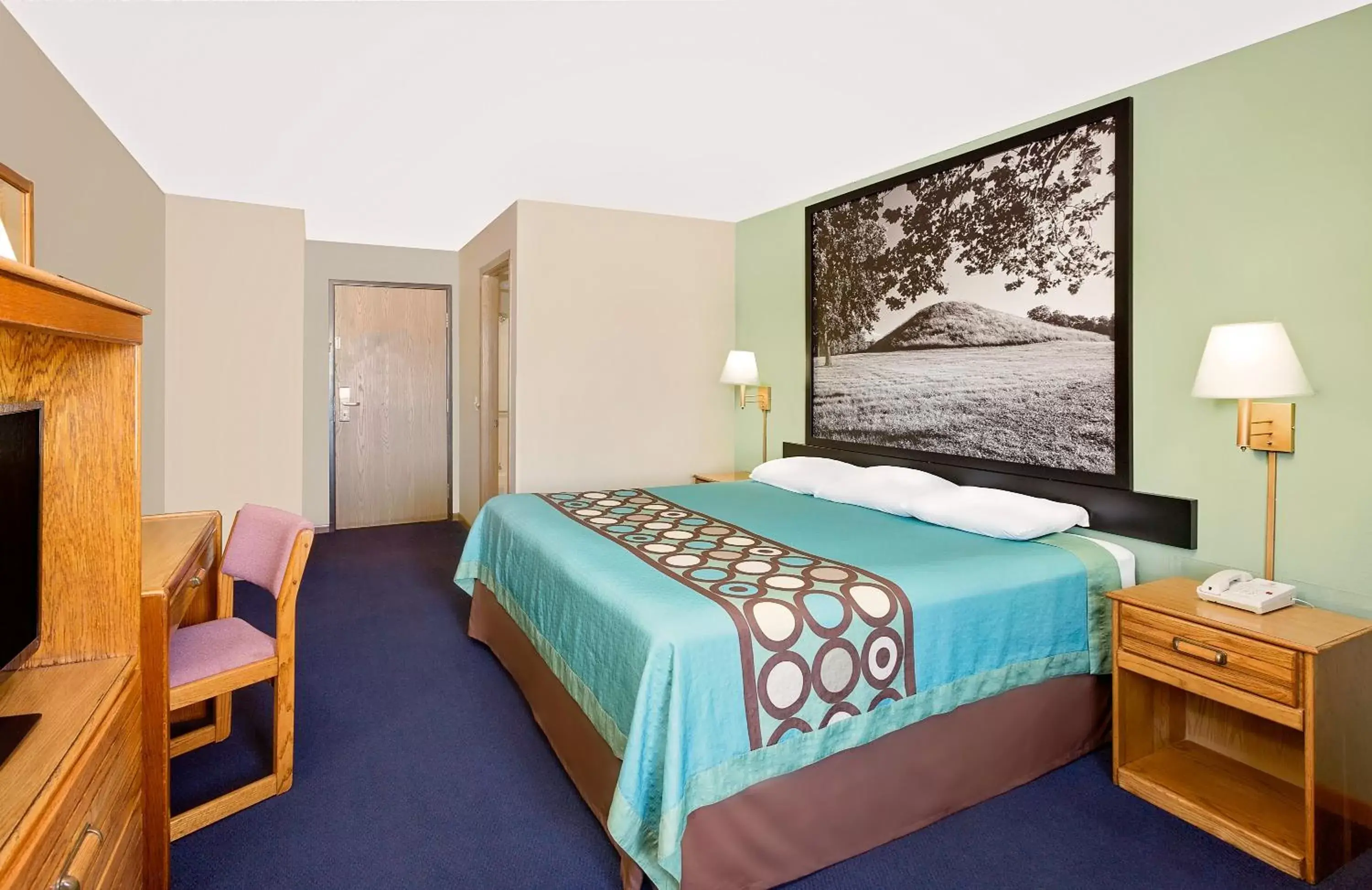 Photo of the whole room, Bed in Super 8 by Wyndham Macomb