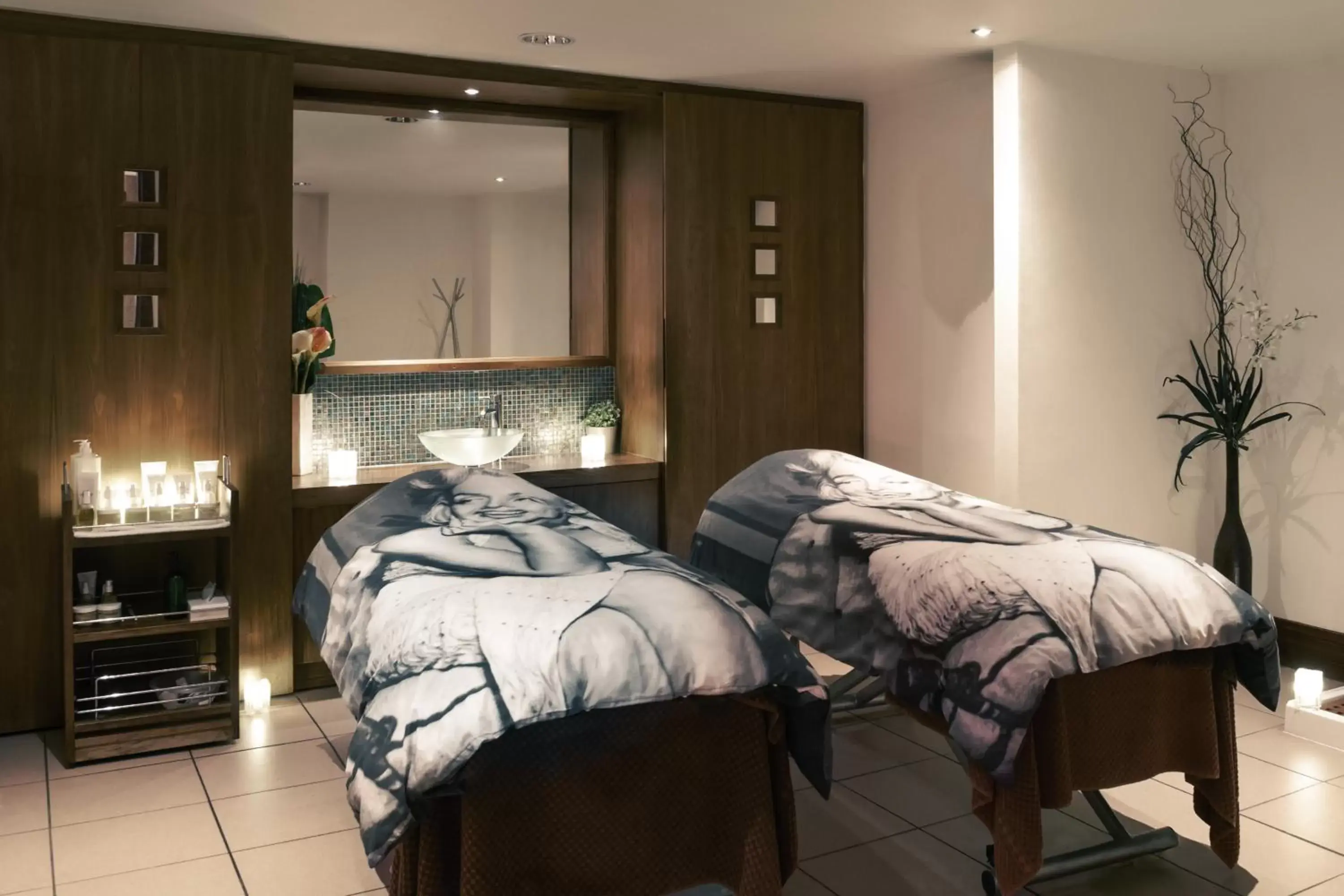 Massage, Bed in Mercure Cardiff Holland House Hotel & Spa