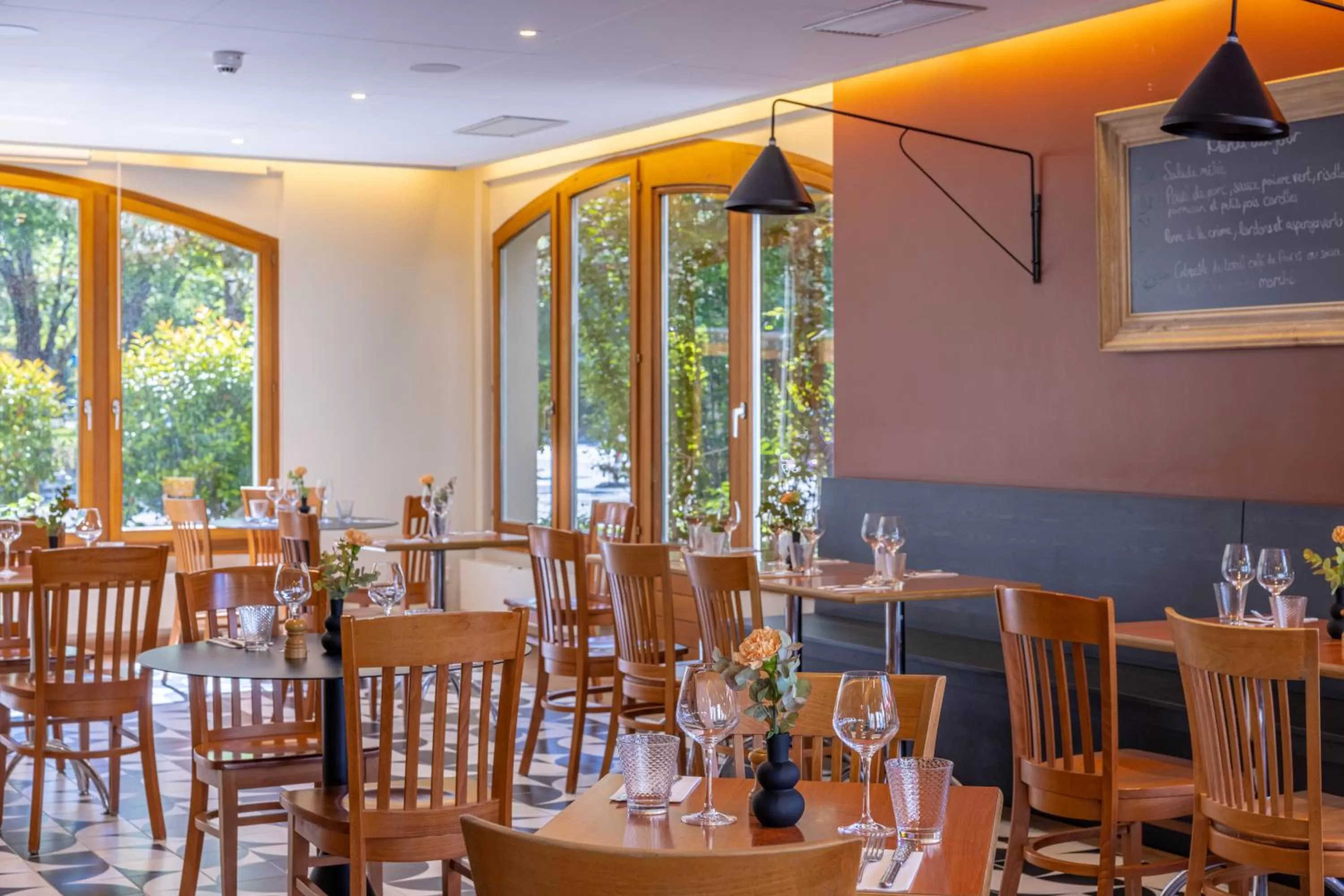 Restaurant/places to eat in Ibis Sion