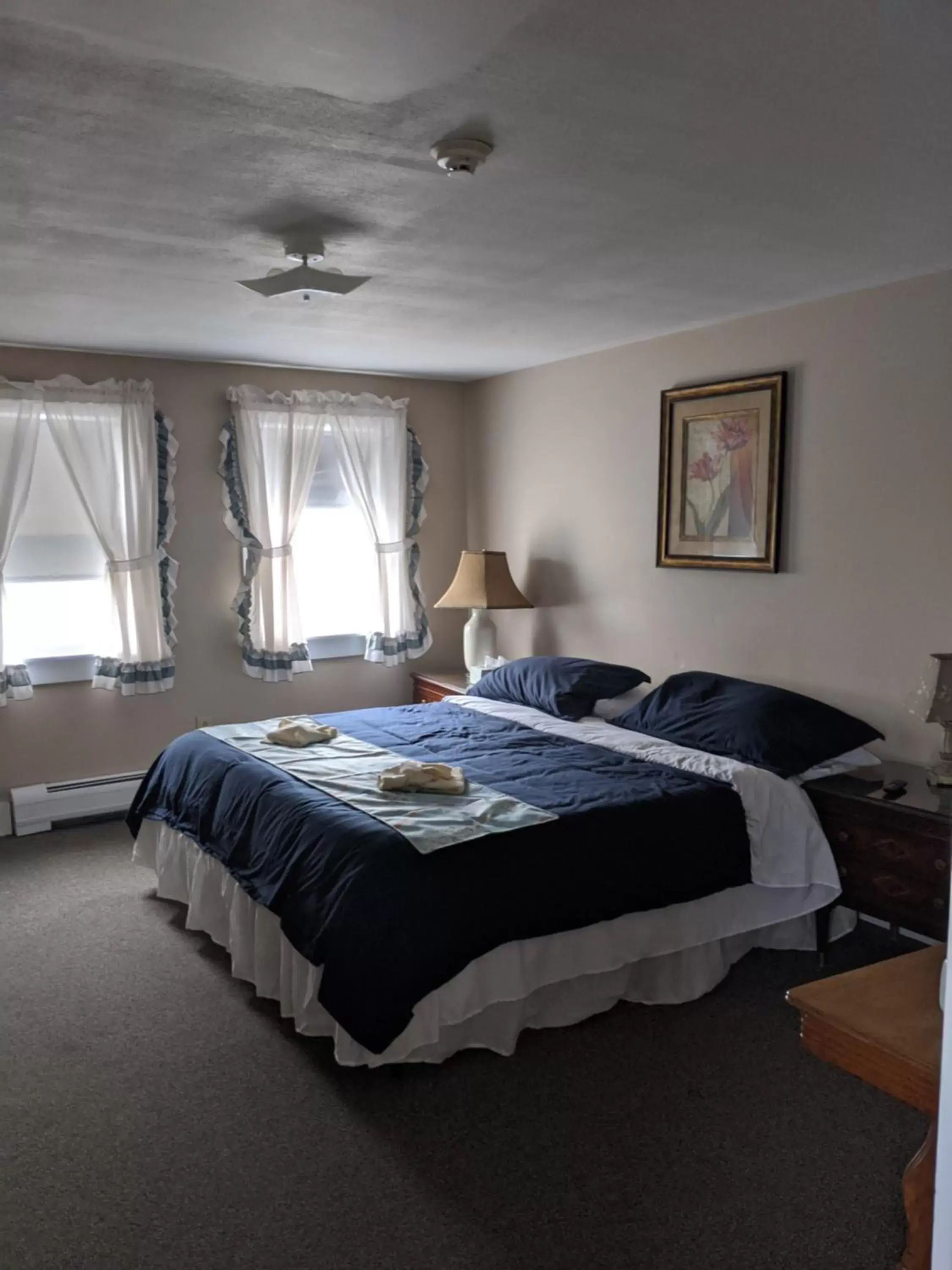 Bed in Lake Shore Farm Inn