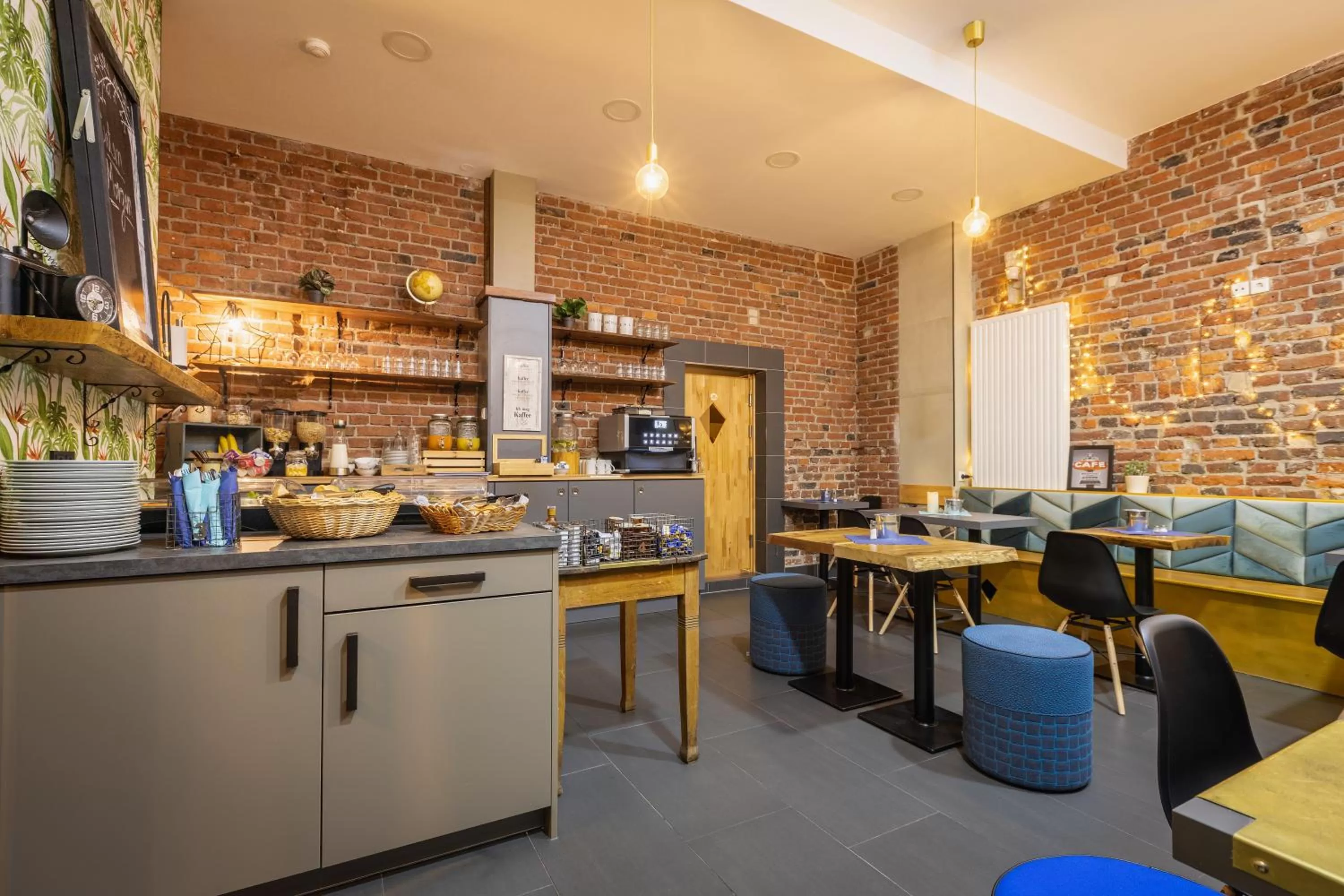 Restaurant/places to eat in Aappartel City Center - kontaktloser Check-in 24h