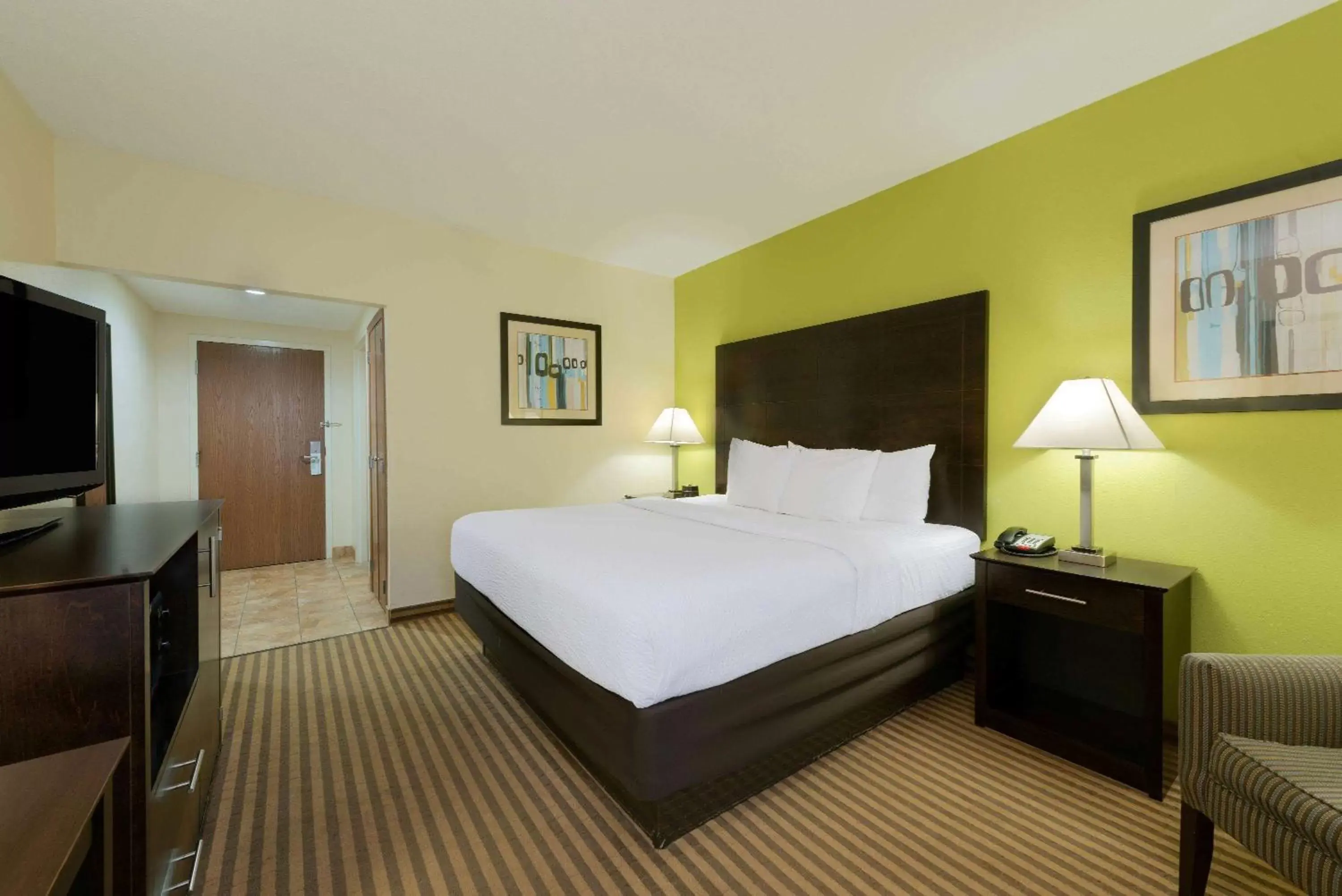 Photo of the whole room, Bed in La Quinta by Wyndham Columbus - Grove City