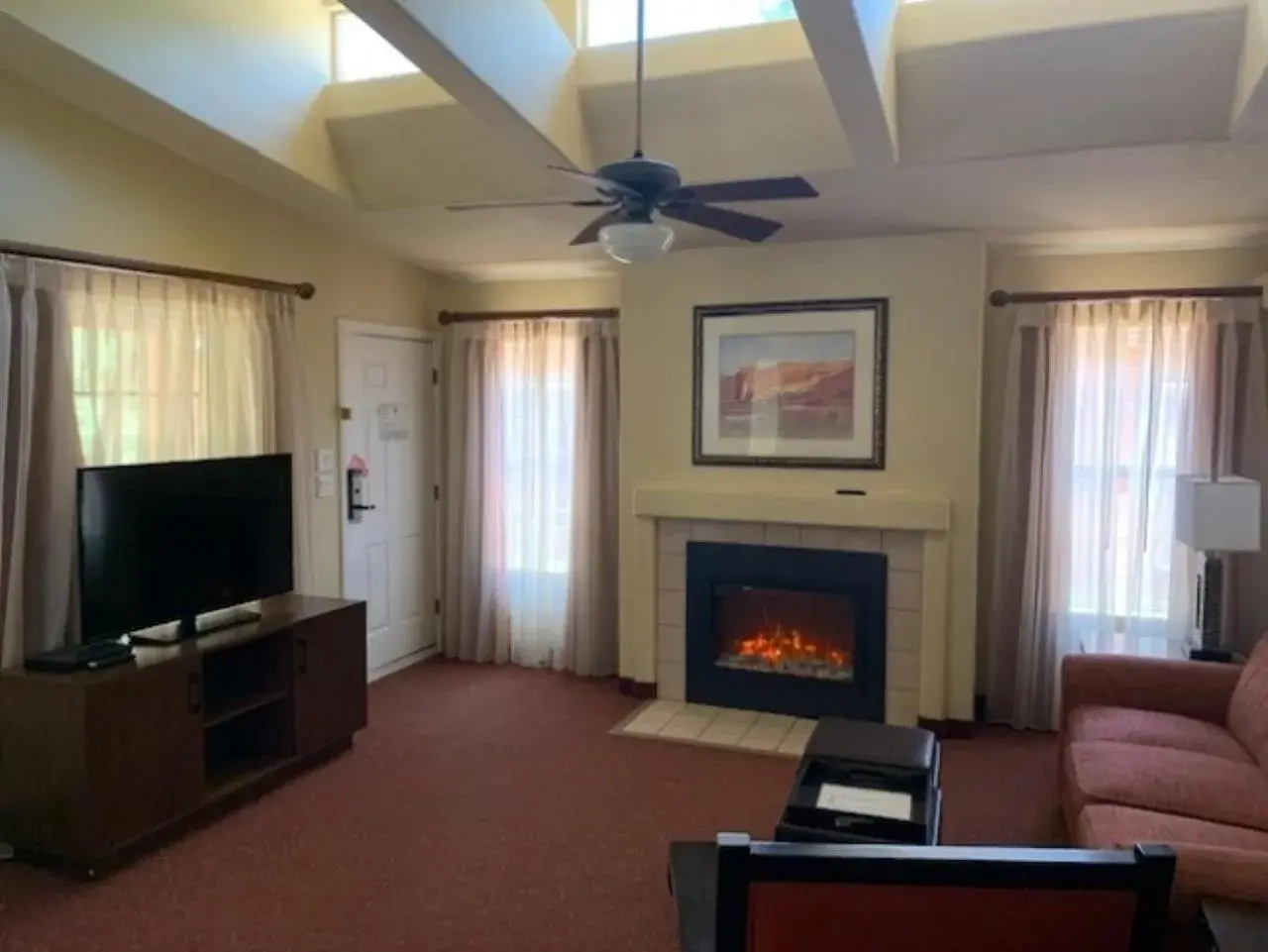 Living room, TV/Entertainment Center in Kohl's Ranch Lodge