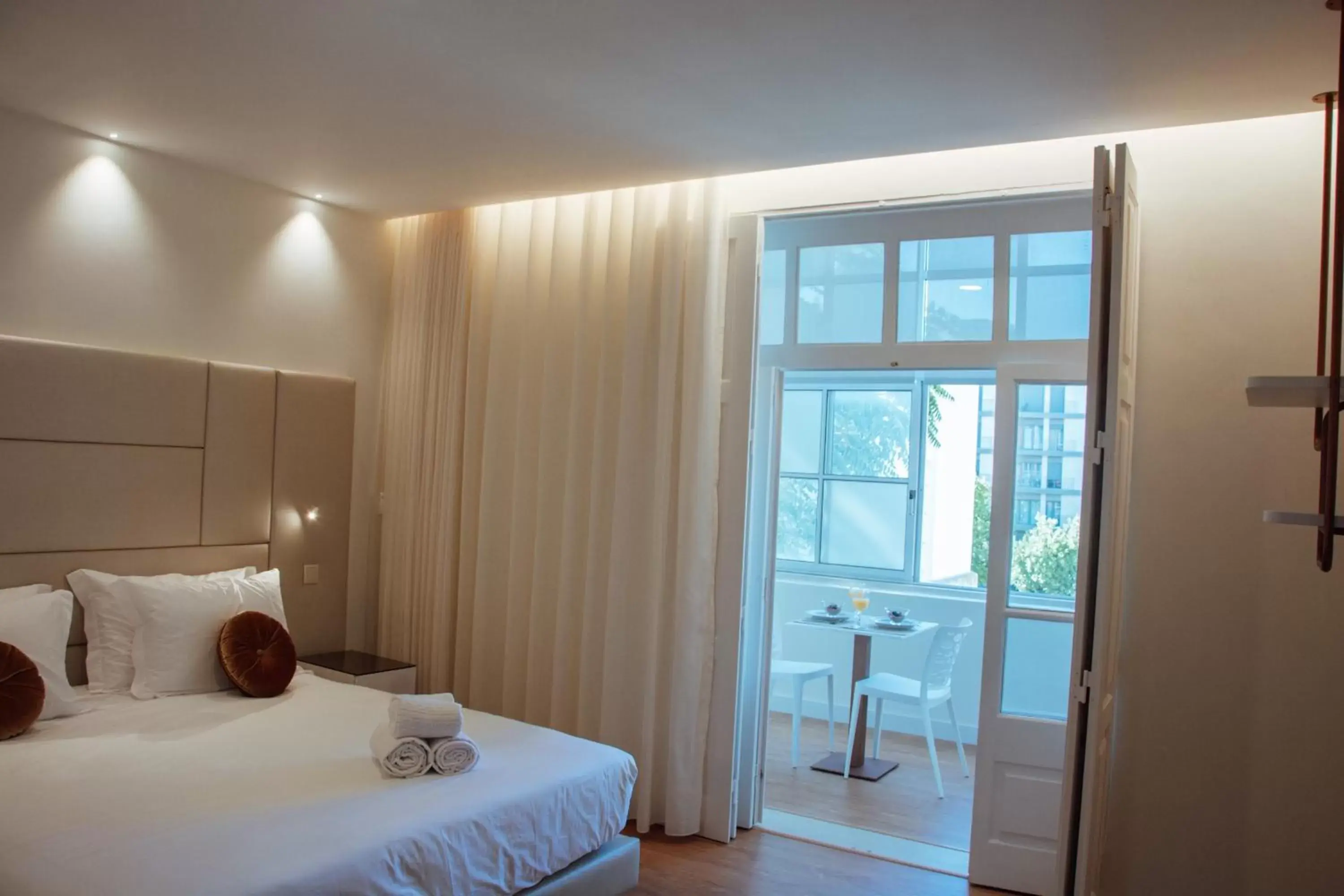 Balcony/Terrace, Bed in Le Premier Lisbon Suites