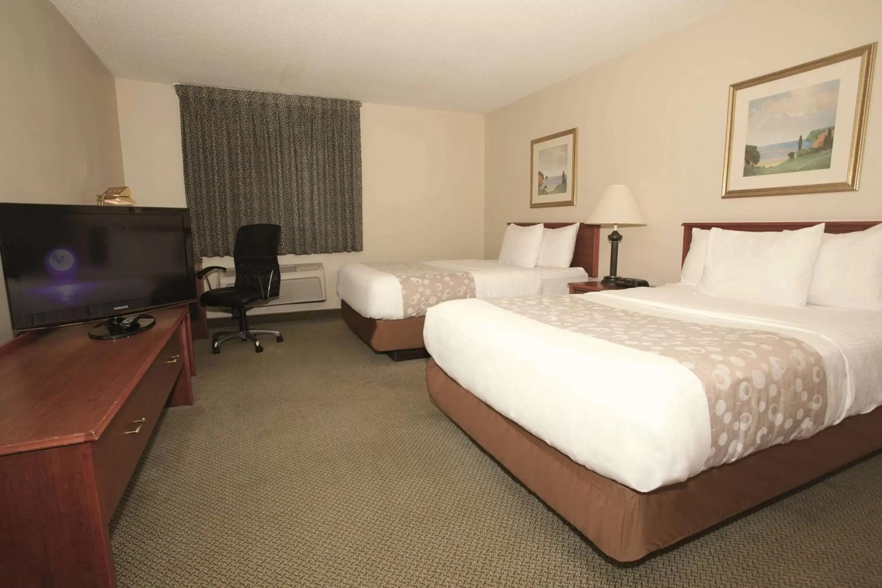 Standard Room with Two Double Beds in La Quinta Inn by Wyndham Milwaukee Airport / Oak Creek