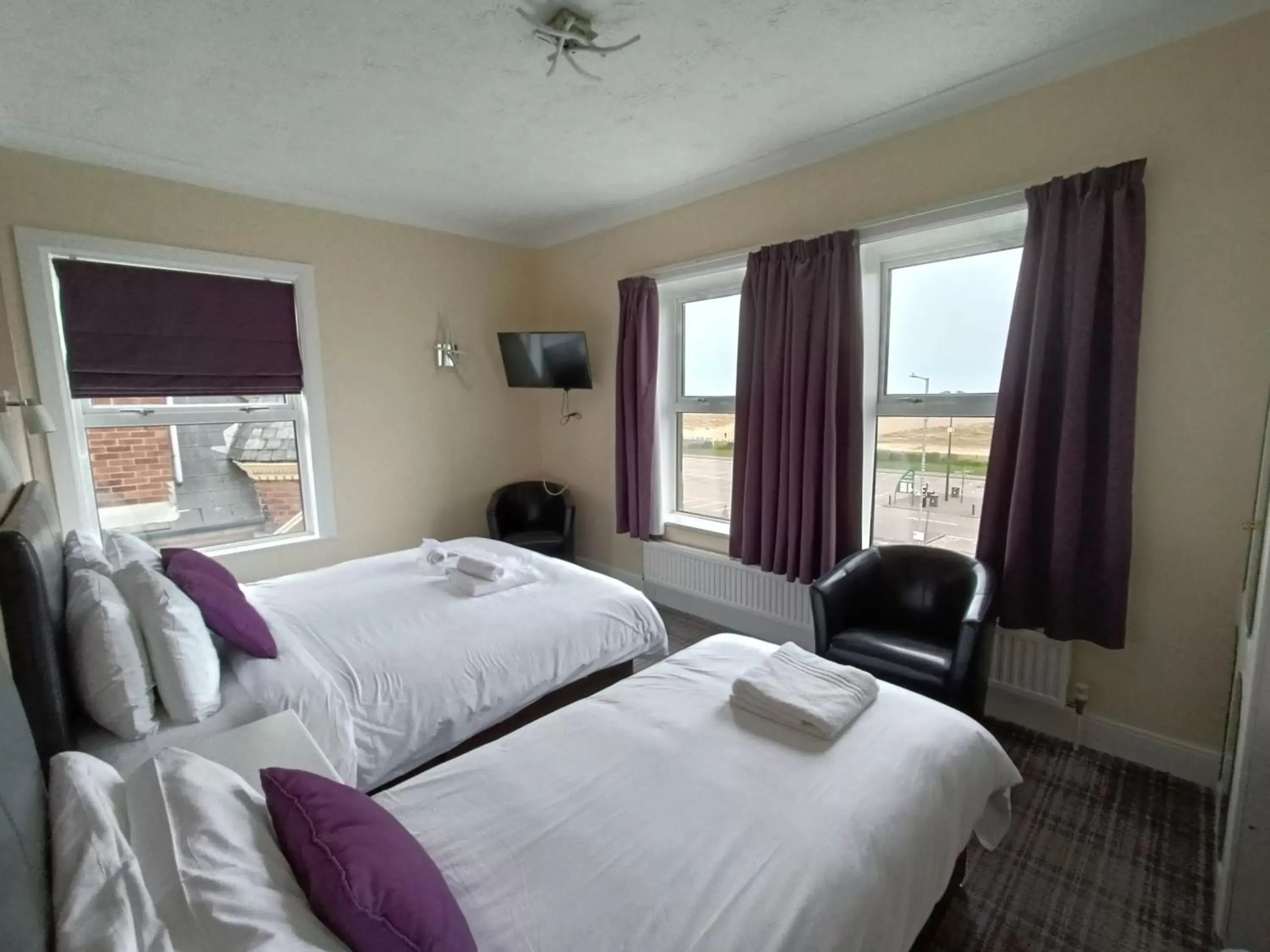 Bedroom, Bed in Palm Court Hotel