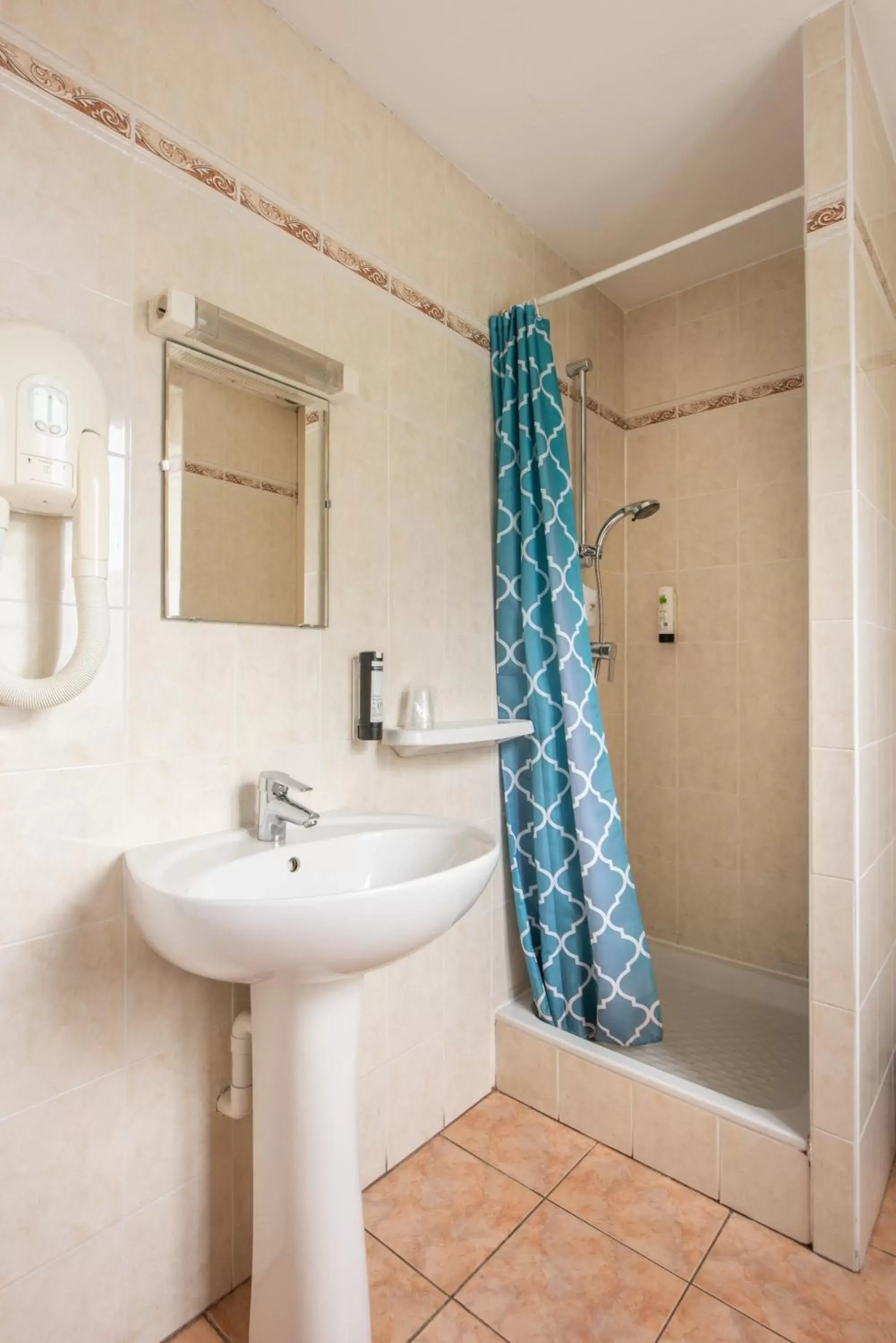 Bathroom in Hôtel de Verdun