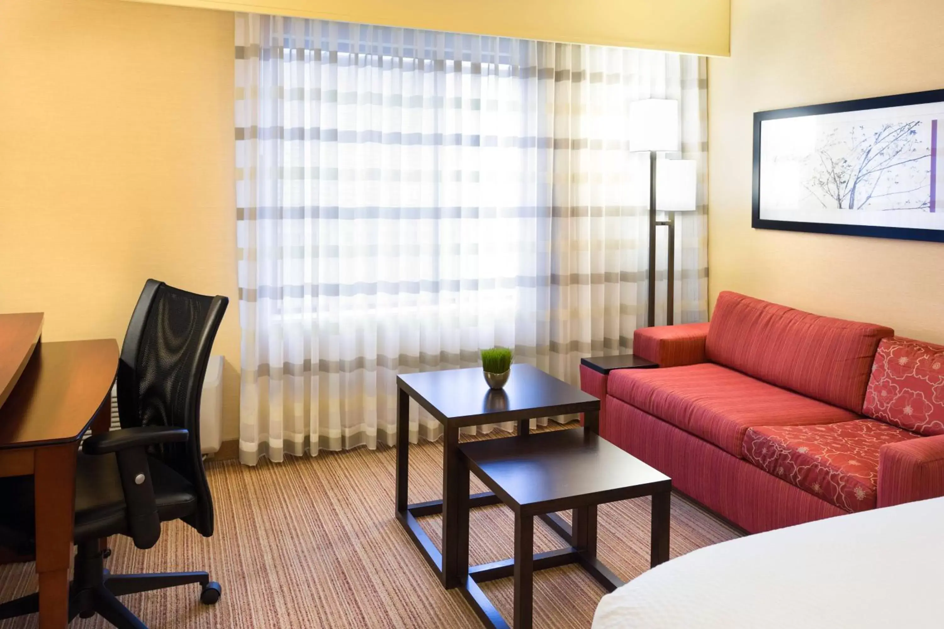 Photo of the whole room, Seating Area in Courtyard by Marriott Fort Collins