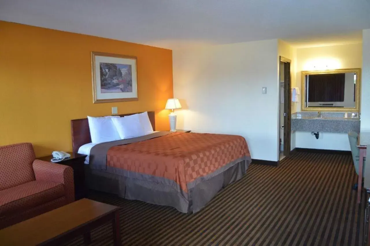 Photo of the whole room, Bed in Scottish Inn & Suites - Eau Claire