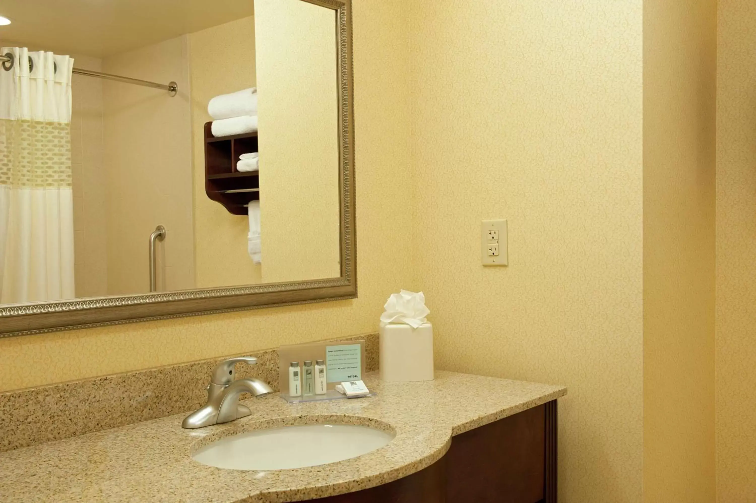 Bathroom in Hampton Inn & Suites Indianapolis-Airport