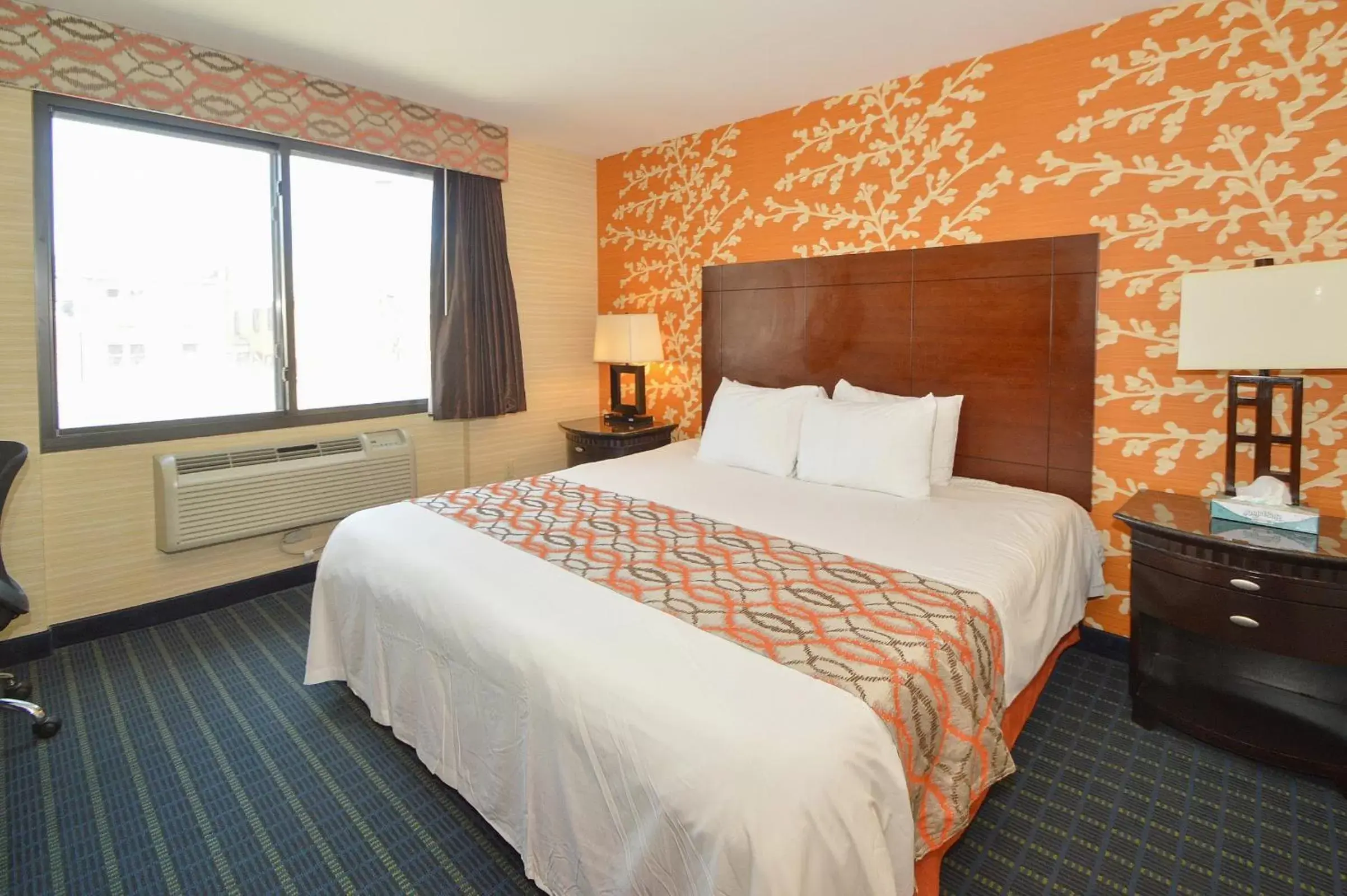 Bed in Corona Hotel New York - LaGuardia Airport