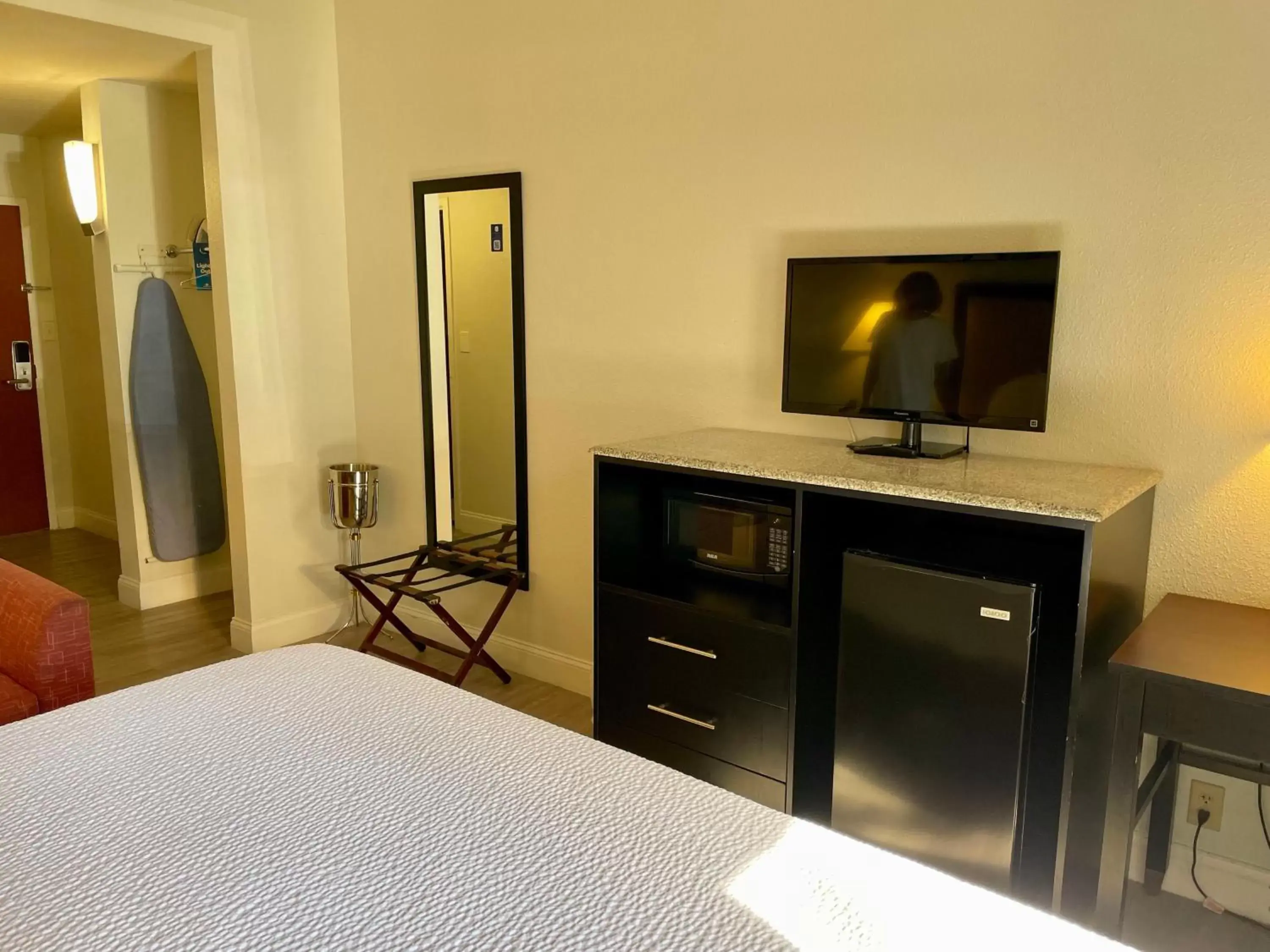 TV and multimedia, TV/Entertainment Center in Days Inn & Suites by Wyndham Lakeland