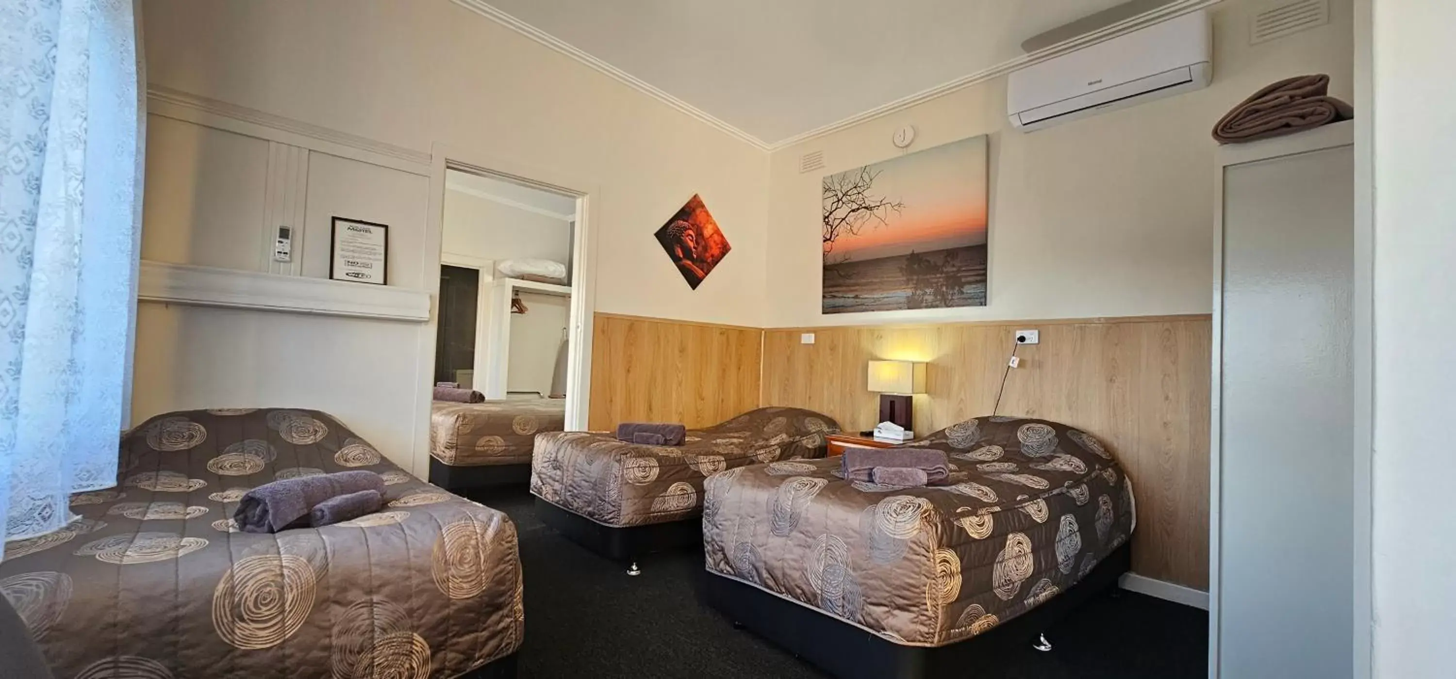 Bedroom, Bed in Blue Lake Motel