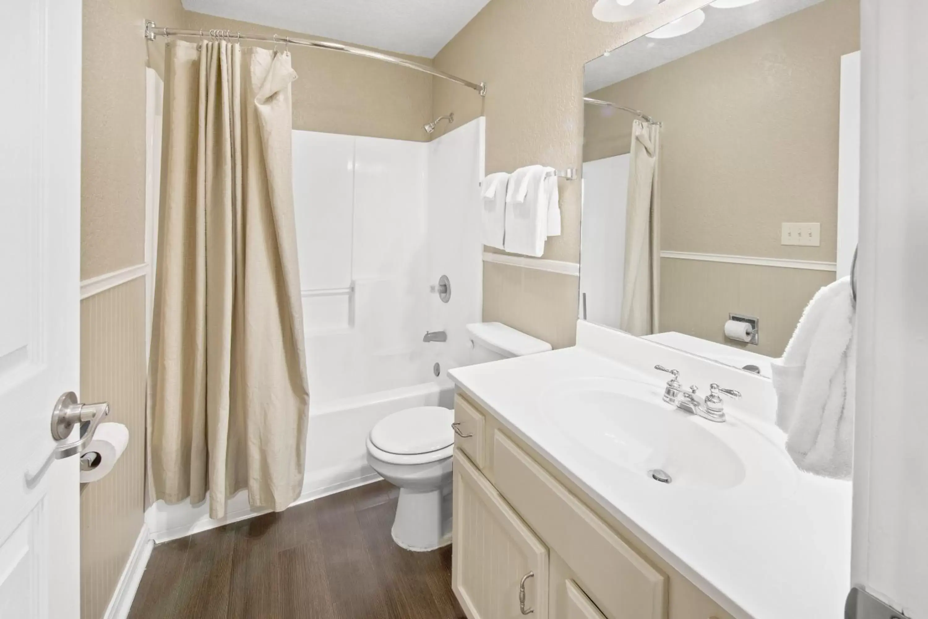 Photo of the whole room, Bathroom in Holiday Inn Club Vacations Hill Country Resort at Canyon Lake