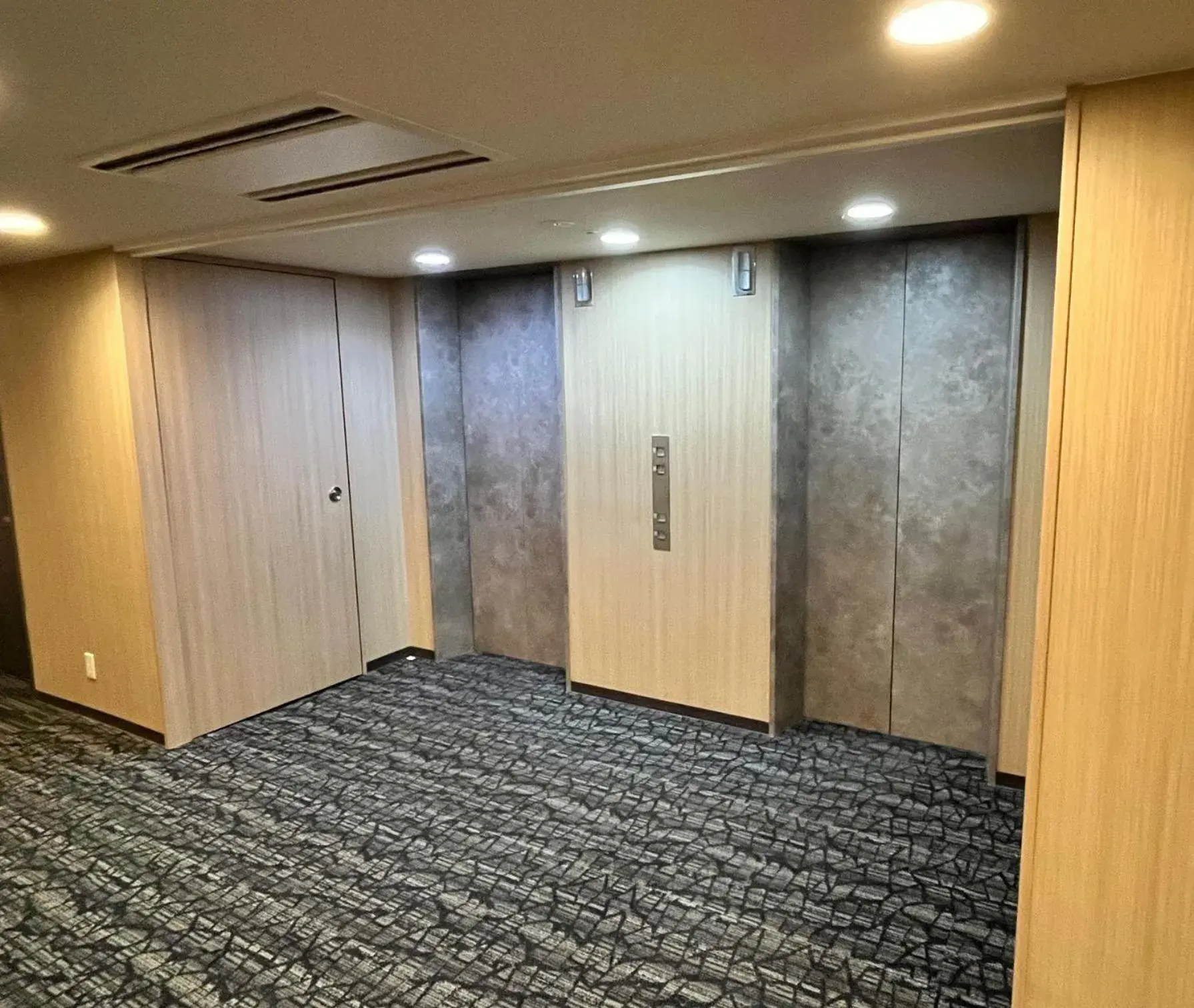 elevator, Bed in Kumamoto Washington Hotel Plaza