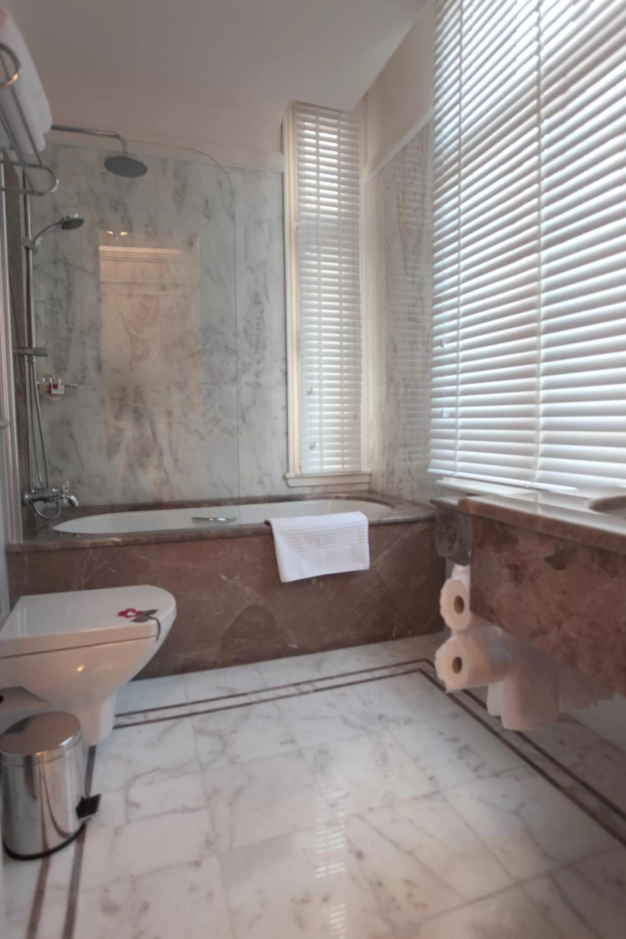 Shower in Corinne Art & Boutique Hotel