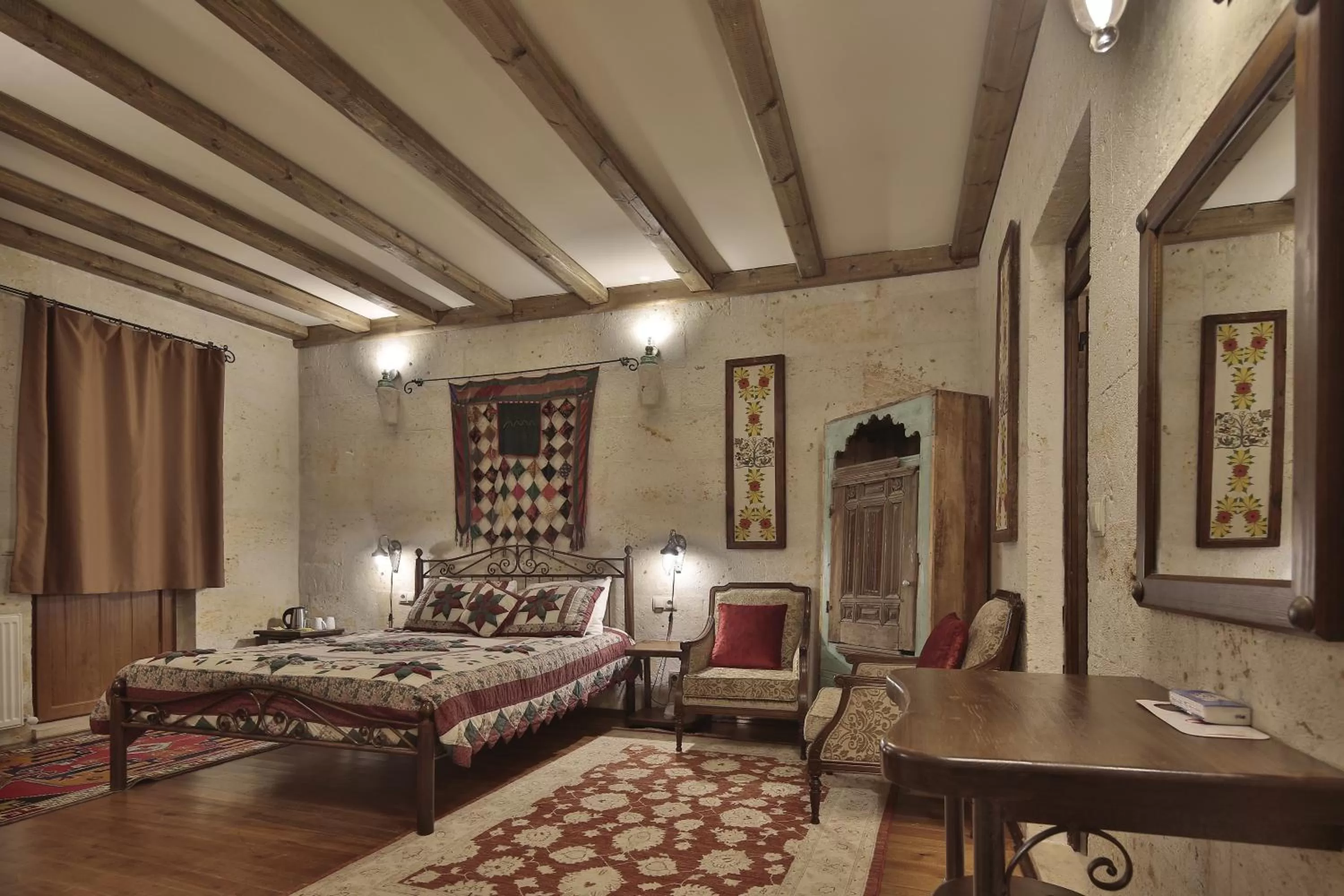 Shower, Bed in Vista Cave Hotel