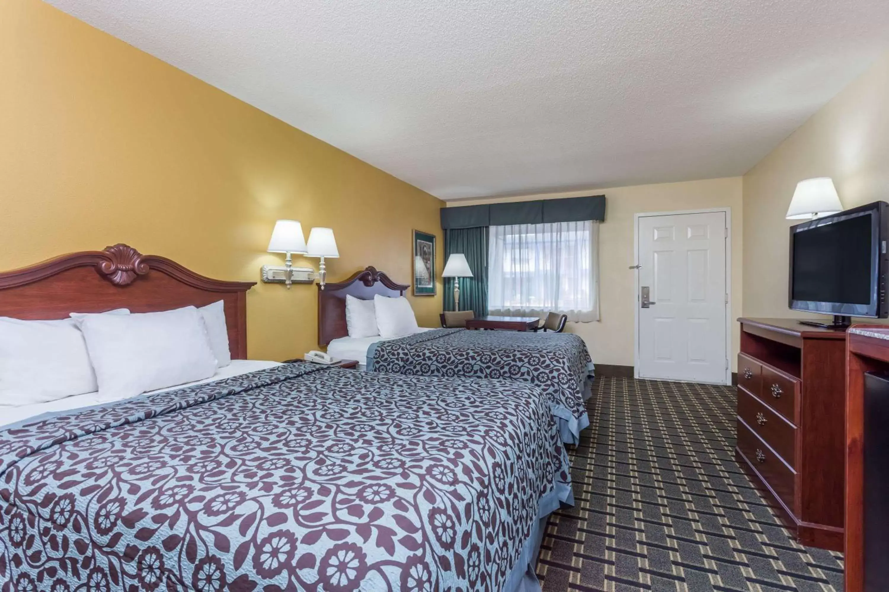 Photo of the whole room, Bed in Days Inn & Suites by Wyndham Warner Robins Near Robins AFB