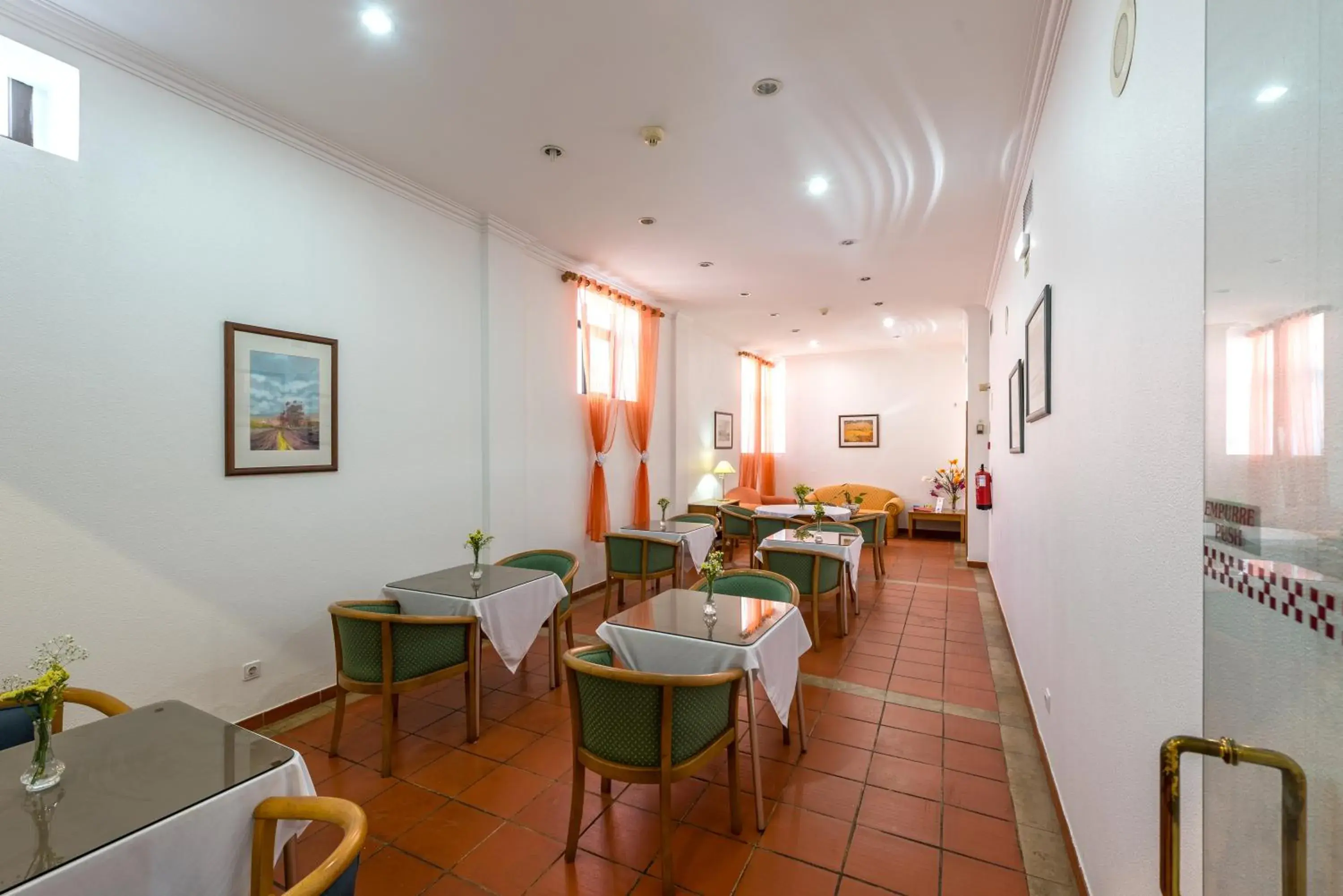 Area and facilities, Restaurant/Places to Eat in Colina do Mar