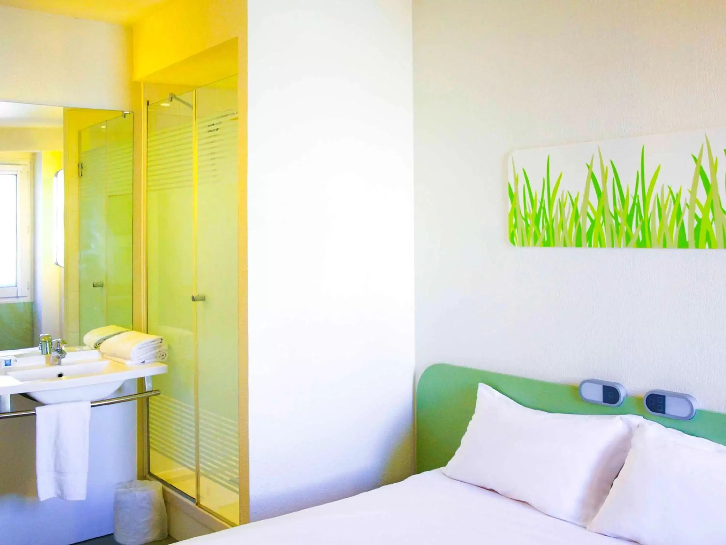 Photo of the whole room, Bed in Ibis Budget Toulon Centre Photo of the whole room, Bed in Ibis Budget Toulon Centre