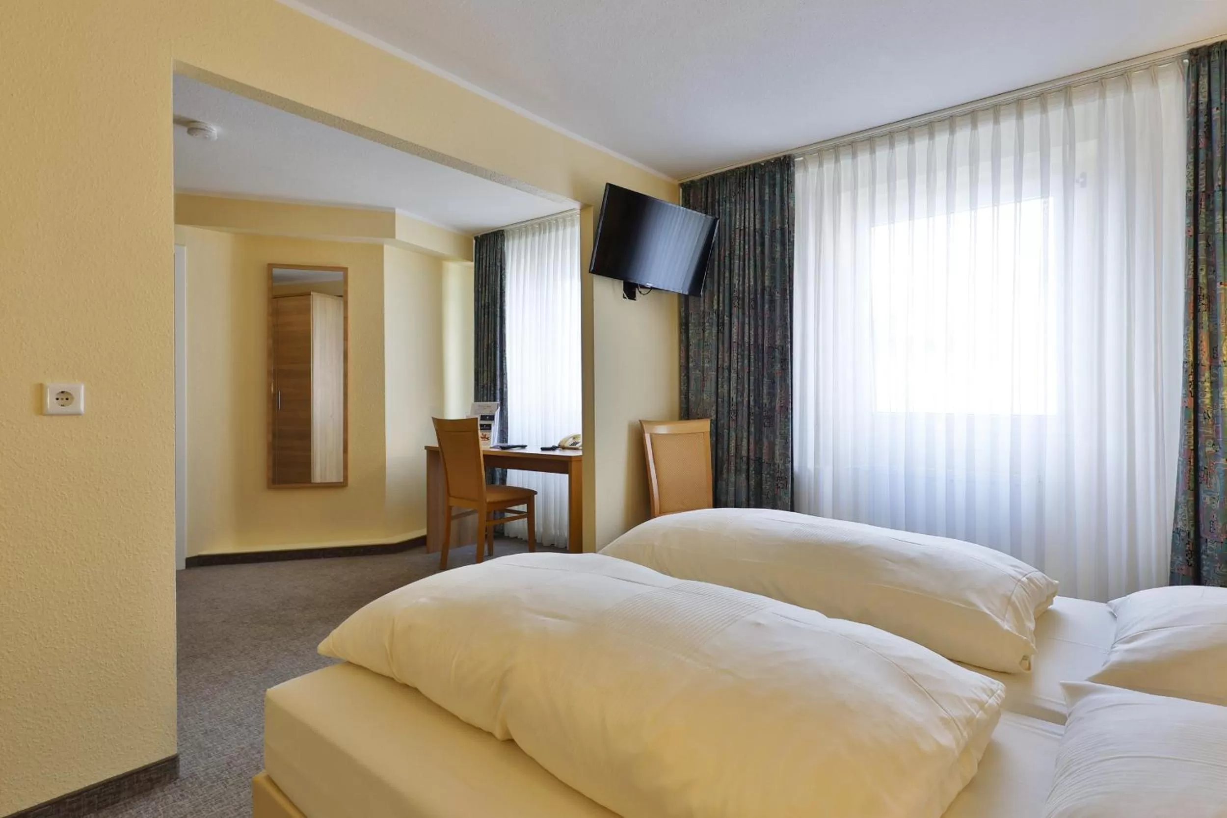 Photo of the whole room, Bed in City Partner Central-Hotel Wuppertal