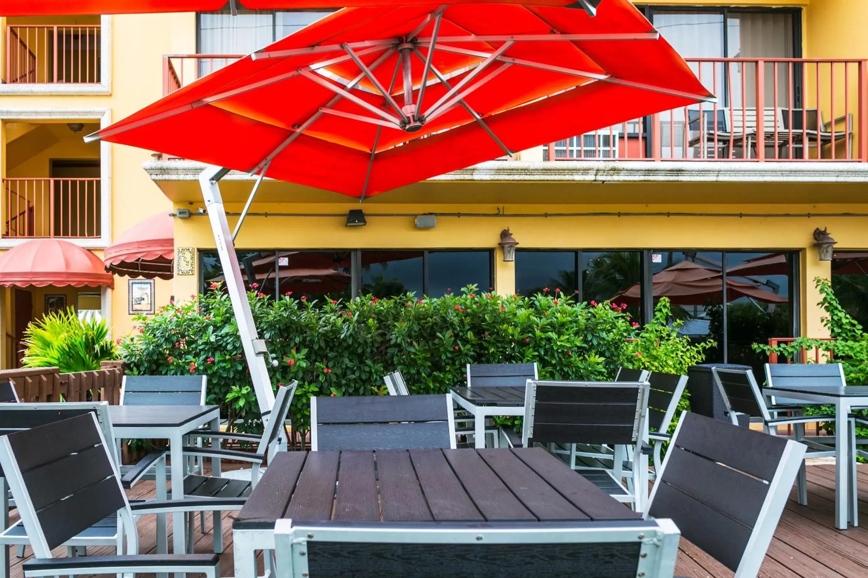 Patio, Restaurant/Places to Eat in Royal Inn Beach Hutchinson Island