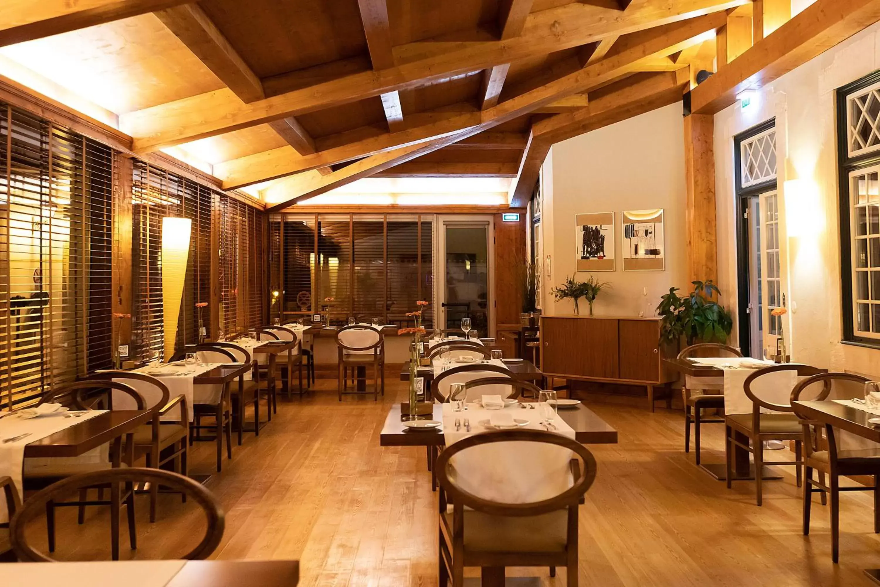 Restaurant/Places to Eat in Hotel Lusitano