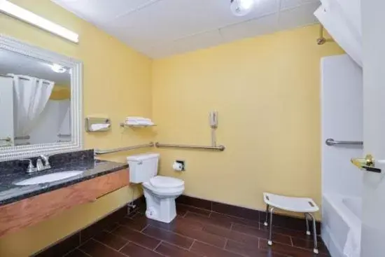 Queen Room - Mobility Access/Non-Smoking in Super 8 by Wyndham Lake of the Ozarks Queen Room - Mobility Access/Non-Smoking in Super 8 by Wyndham Lake of the Ozarks