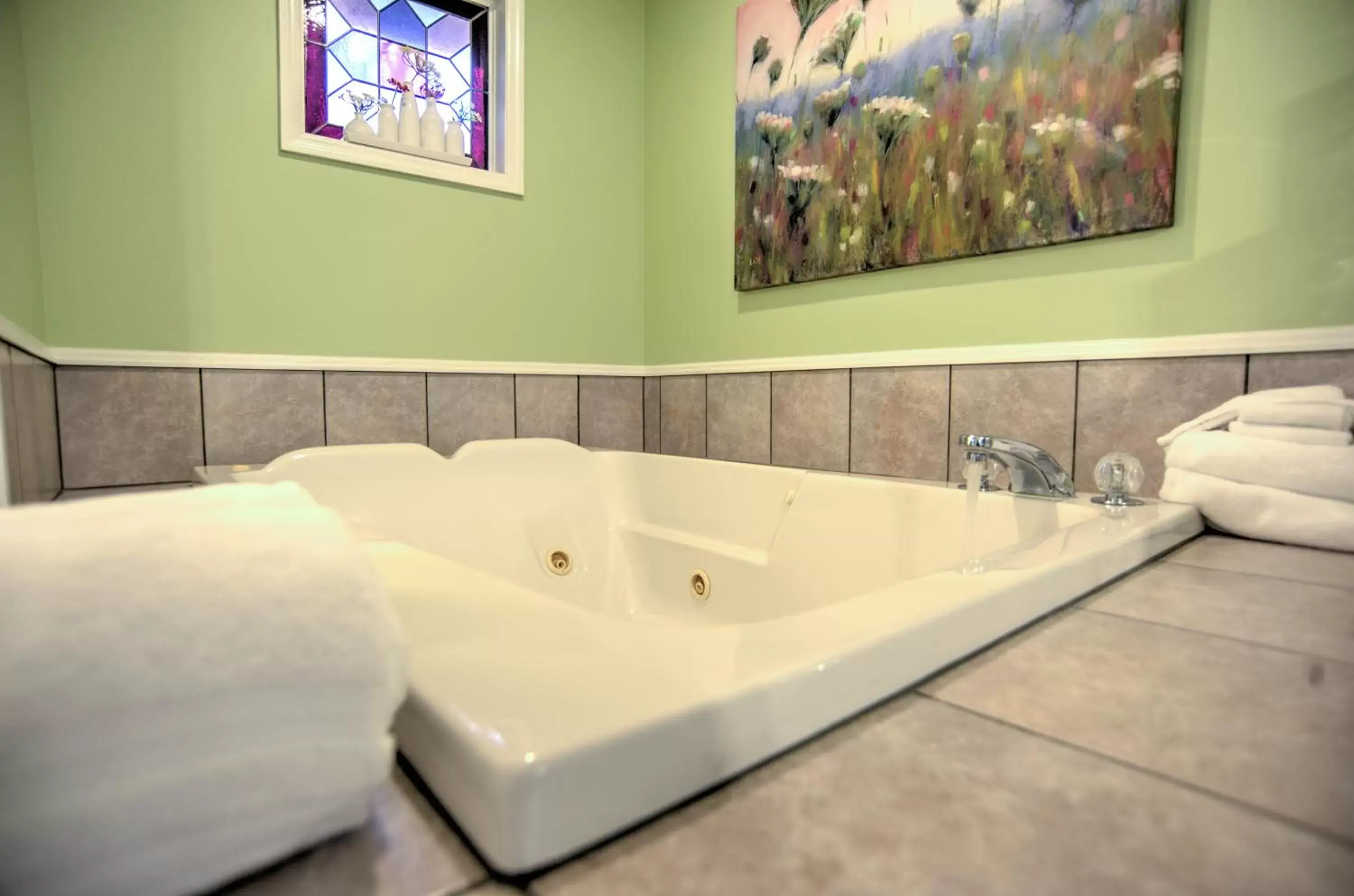 Hot Tub, Bathroom in Blue Mountain Mist Country Inn