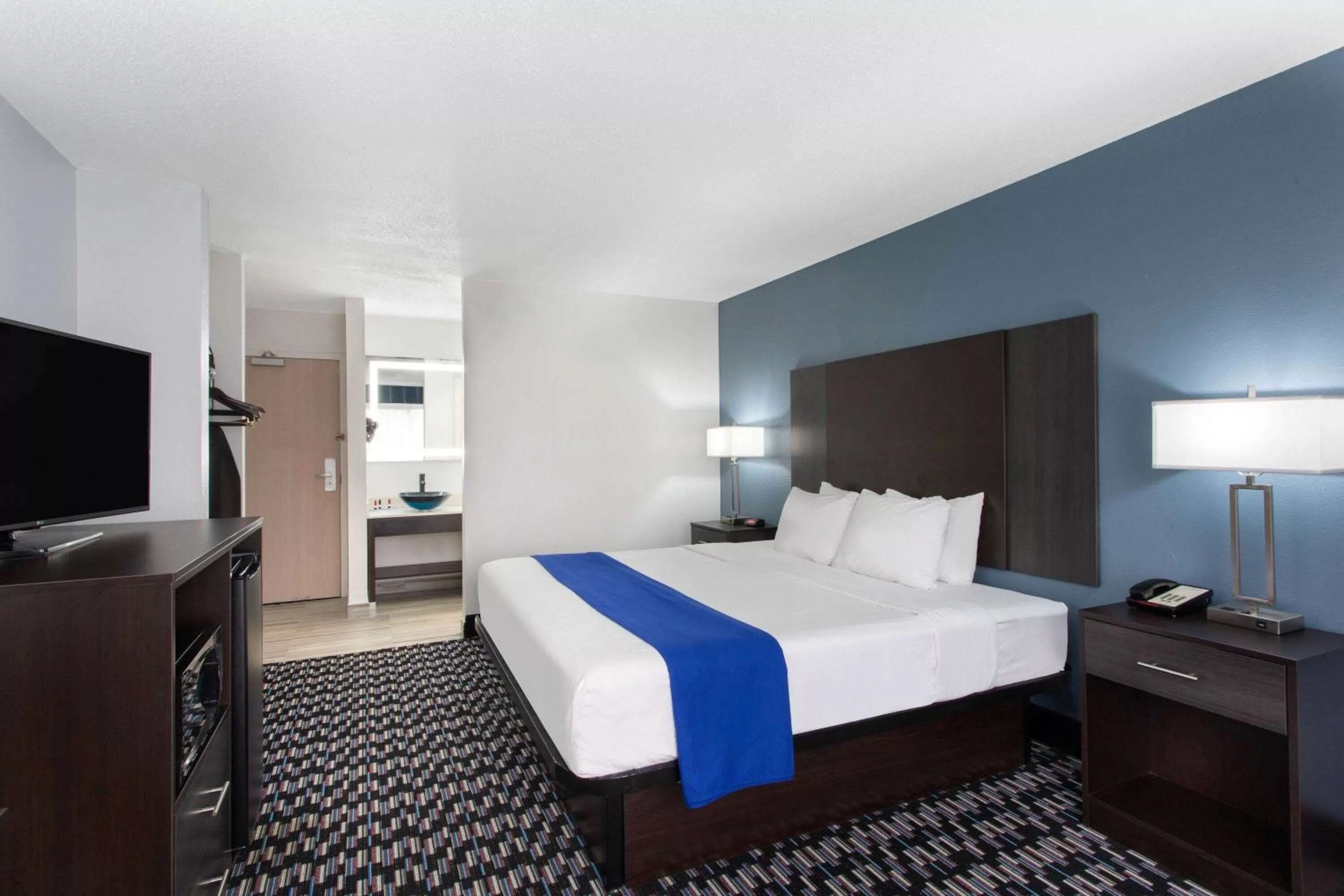 Photo of the whole room, Bed in University Inn & Suites