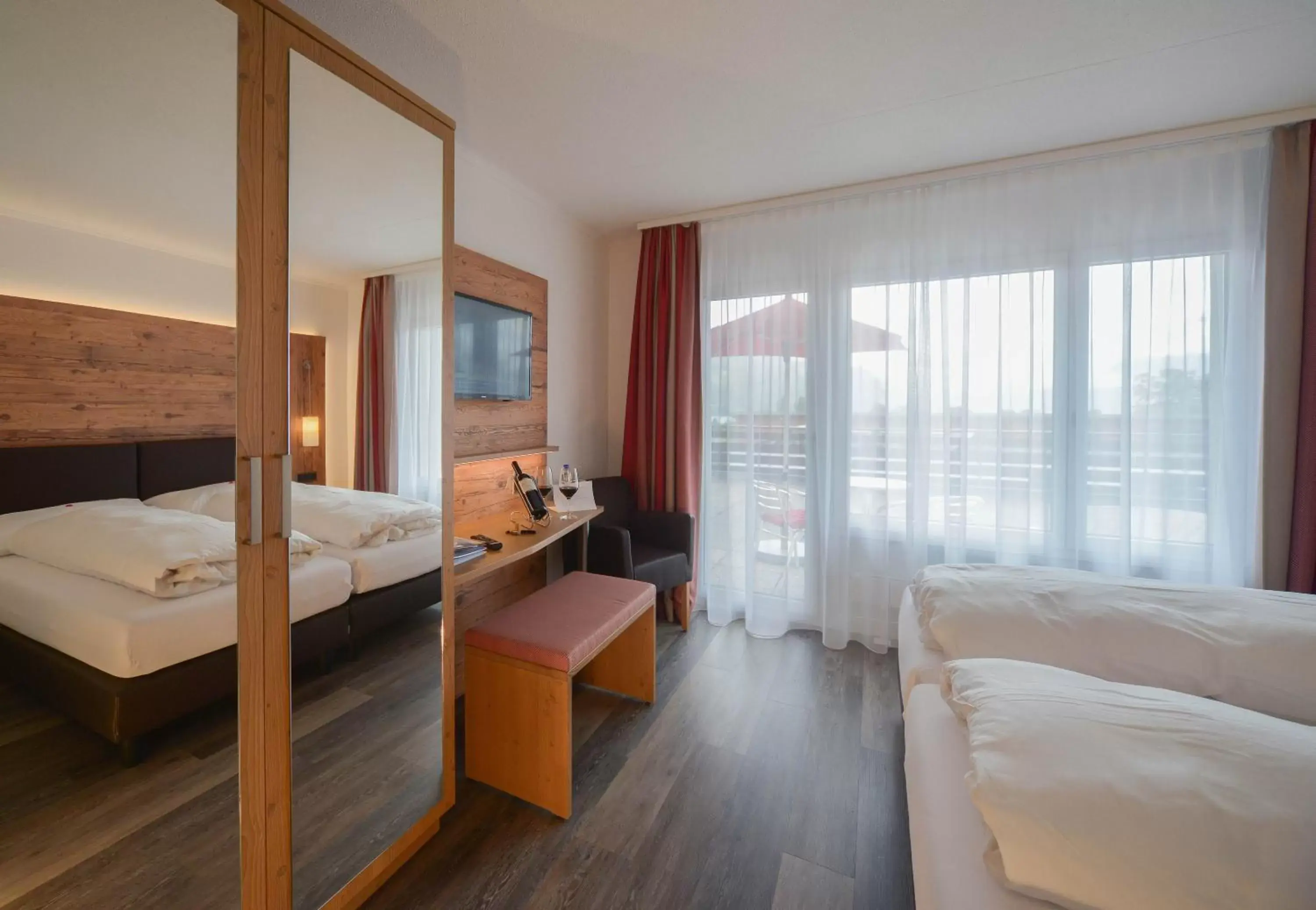 Bedroom, Bed in Hotel Brienz