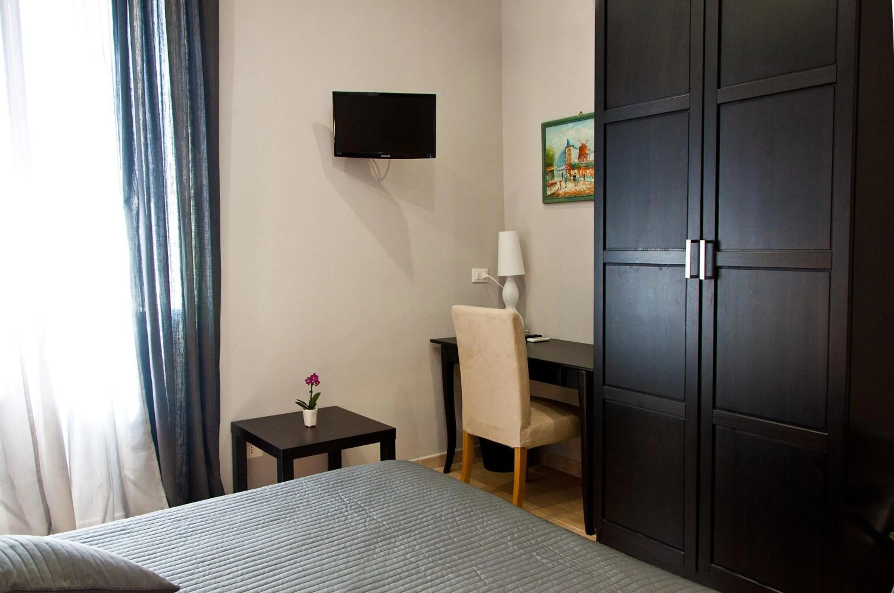 Photo of the whole room, Bed in Operà