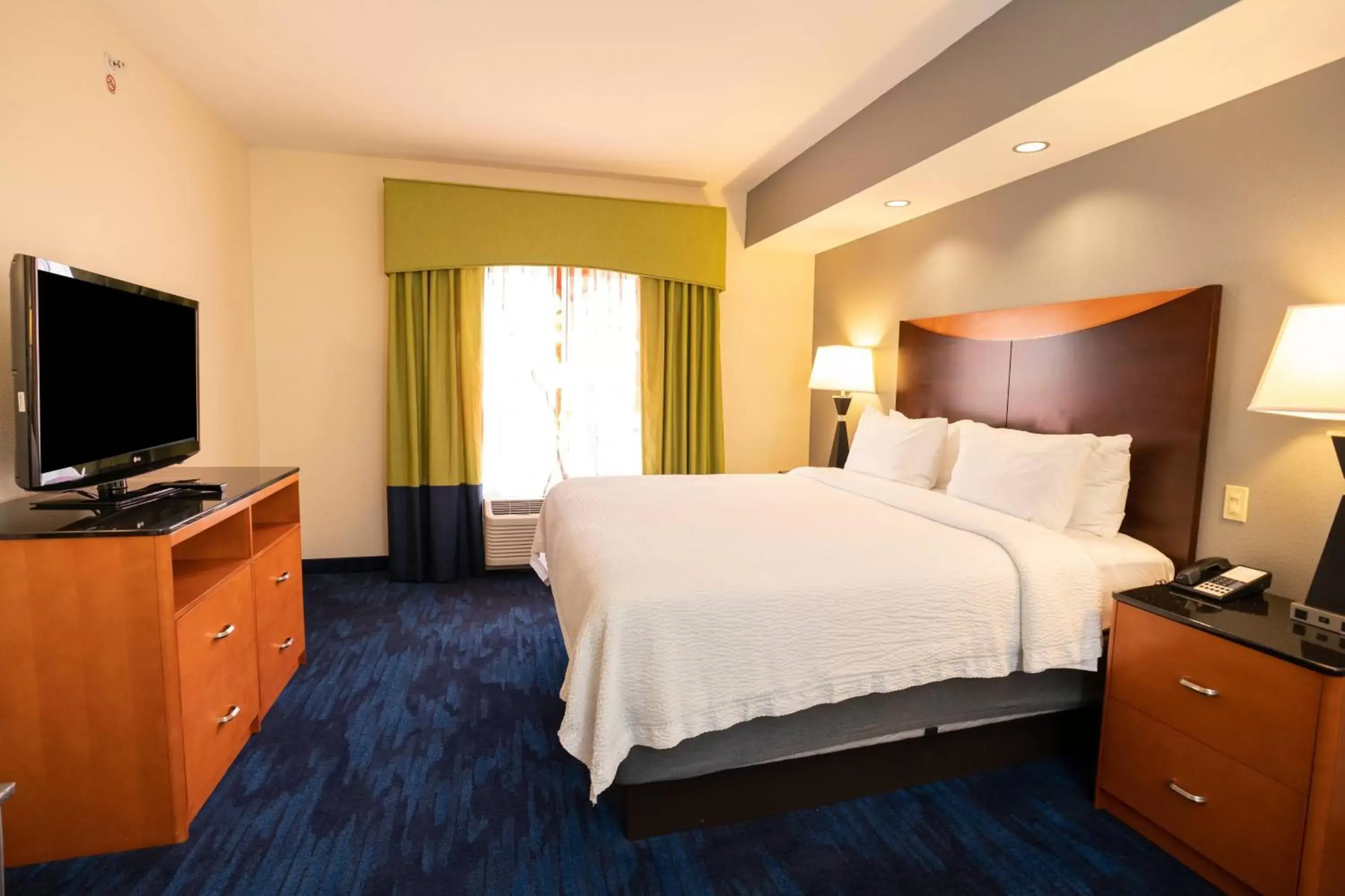 Photo of the whole room, Bed in Fairfield Inn & Suites by Marriott Kearney