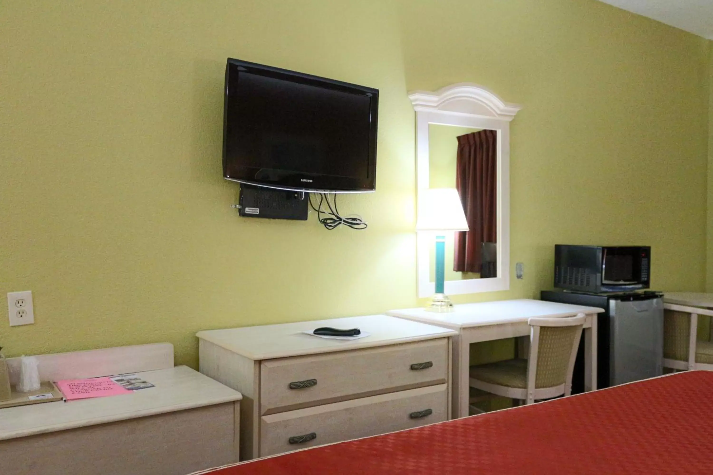 TV and multimedia, TV/Entertainment Center in Americas Best Value Inn and Suites Houston FM 1960