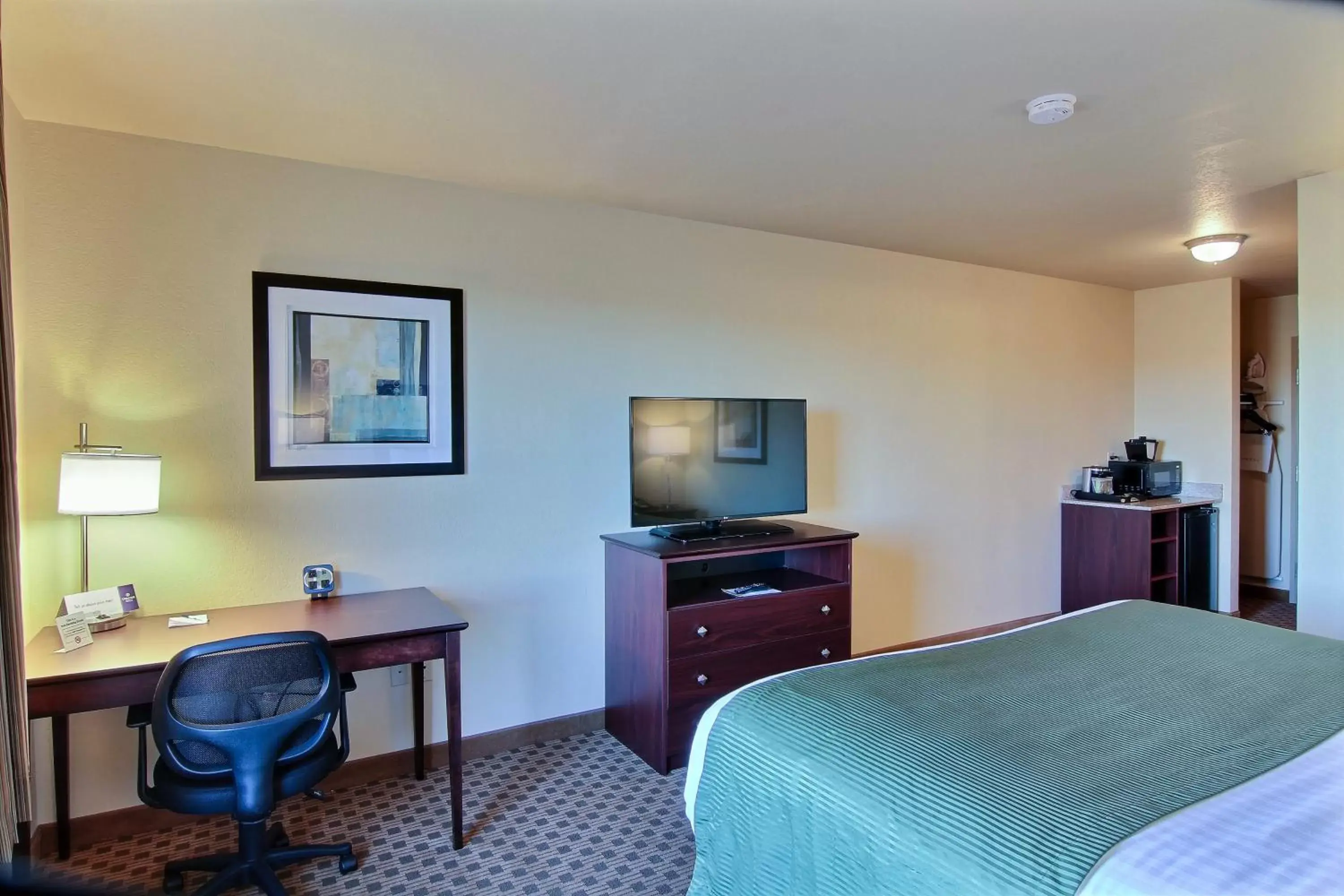 Bed in Cobblestone Hotel & Suites - McCook