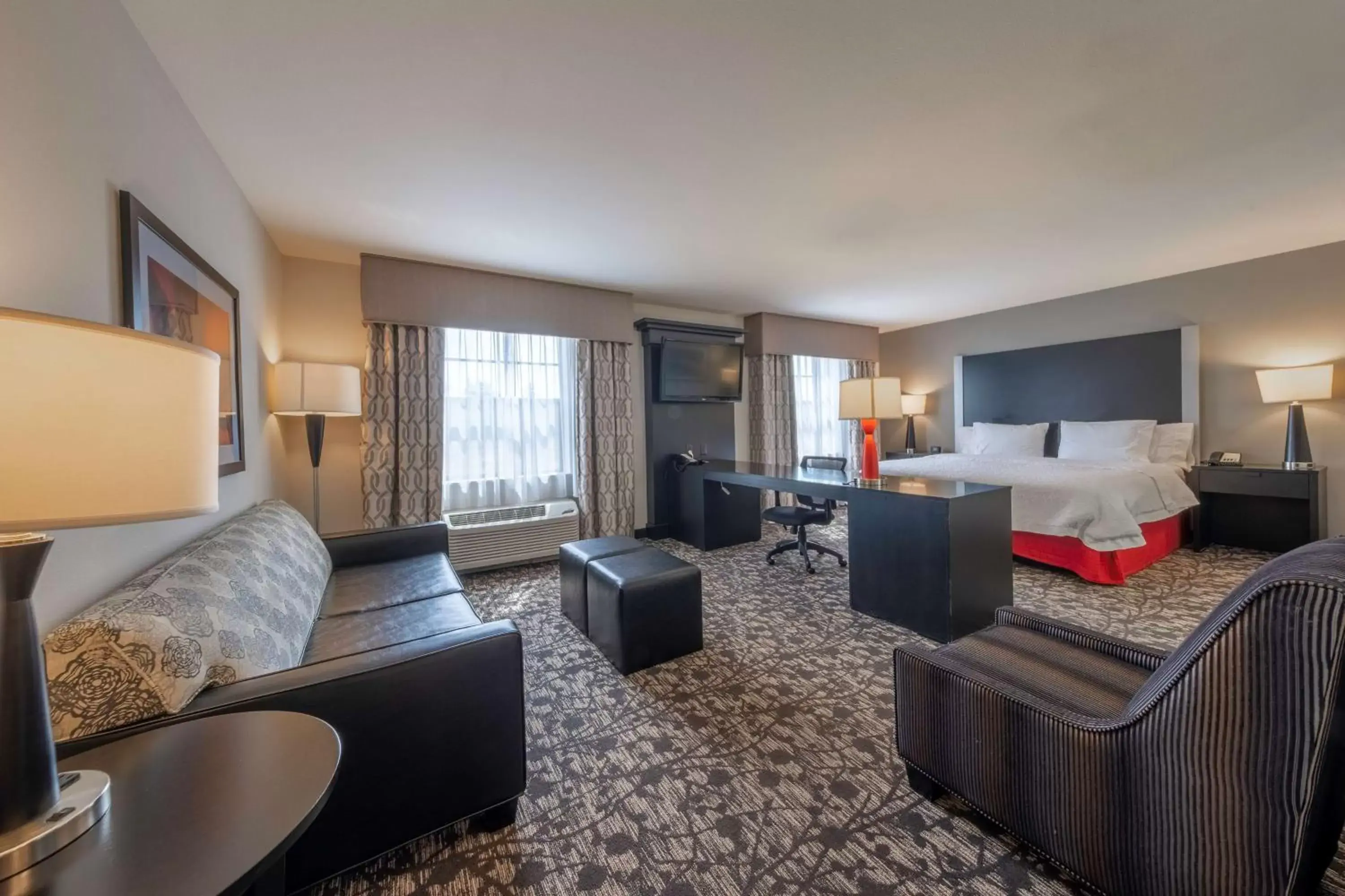 Bedroom, Seating Area in Hampton Inn & Suites DuPont